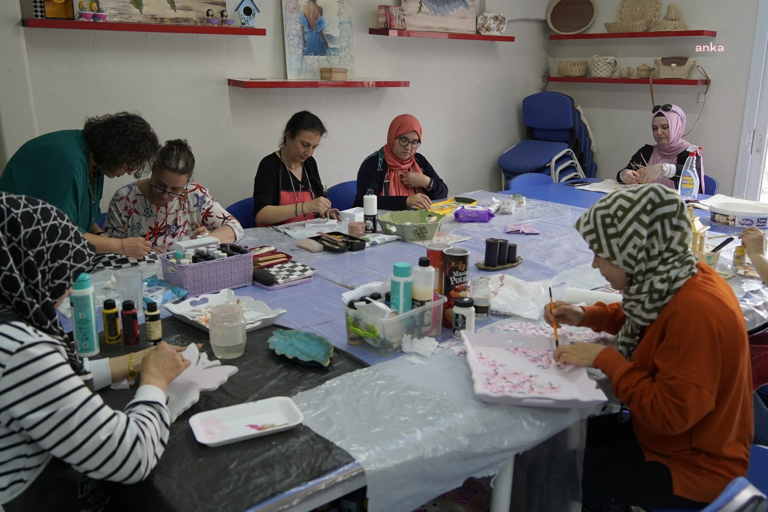 YUNUSEMRE BELEDİYESİ'NE BAĞLI TOPÇUASIM HANIMLAR LOKALİ’NDE KURSLAR SÜRÜYOR