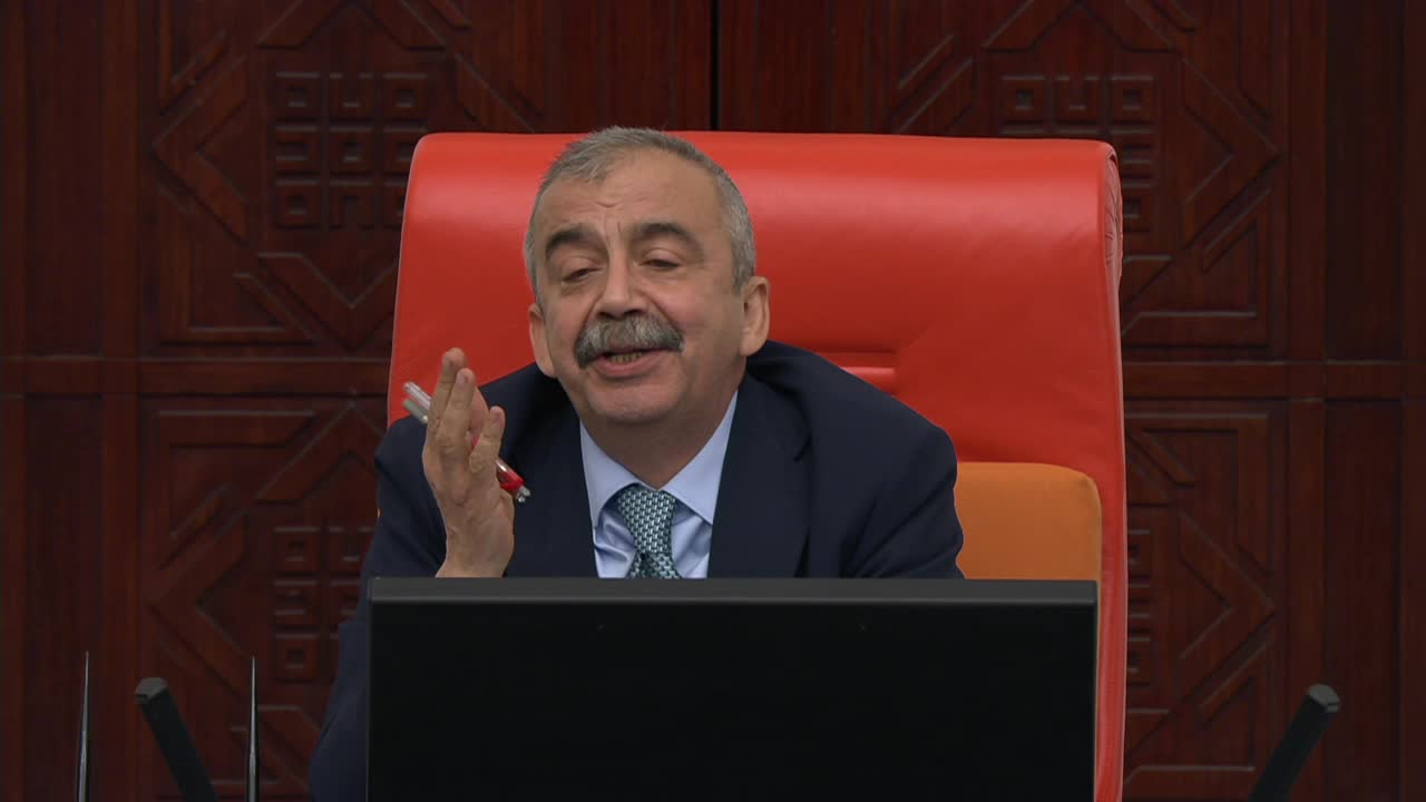 MURAT EMİR'DEN AKP'Lİ VARANK'A: "BİZ GRUPTAKİ 3 ARACI VERMEYE HAZIRIZ, SİZ 125 BİN ARACI VERECEK MİSİNİZ?"