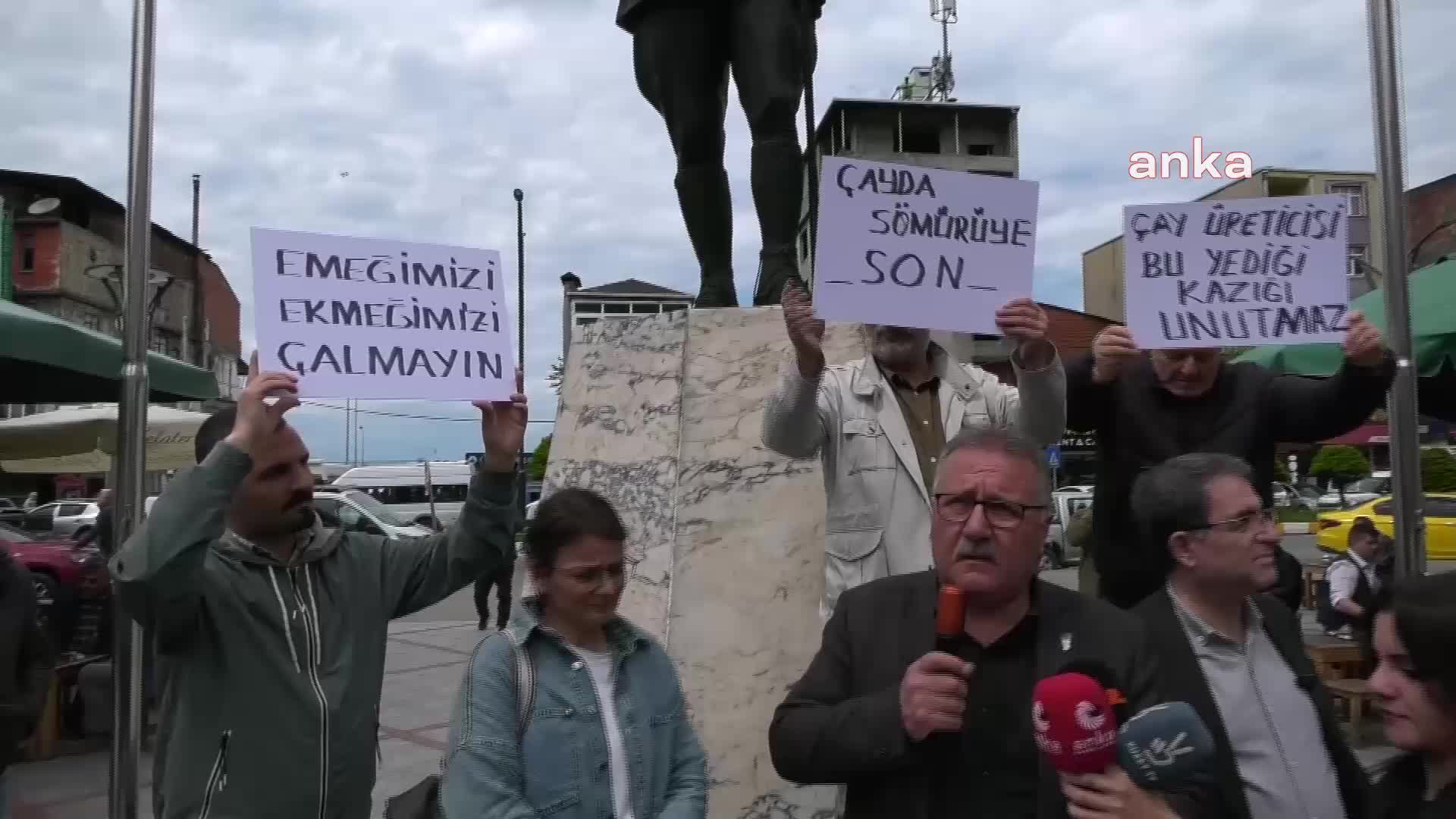 RİZE'DE ÜRETİCİLERDEN YAŞ ÇAY FİYATINA PROTESTO: "BU FİYATI KABUL ETMİYORUZ, İNSANCA YAŞAYACAK BİR FİYAT İSTİYORUZ"