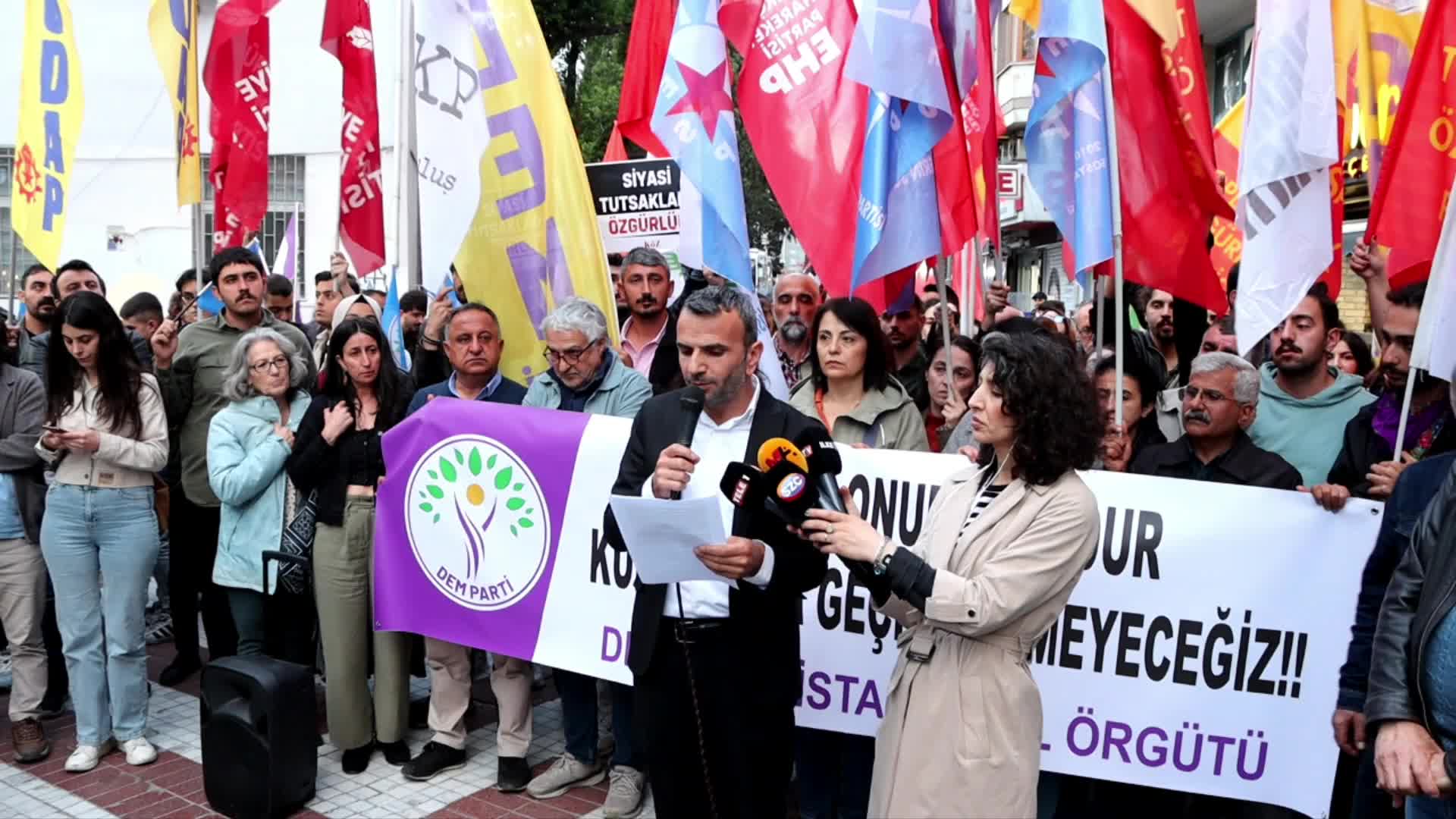 İSTANBUL'DA DEM PARTİ ÜYELERİNDEN KOBANİ DAVASINDA VERİLEN CEZALARA TEPKİ: "KOBANİ DAVASI, SARAYIN ELİYLE YAZILMIŞ BİR SENARYODUR"