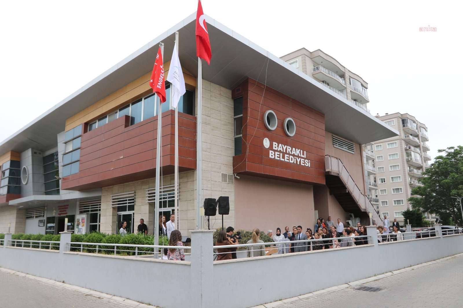 BAYRAKLI BELEDİYESİ ENGELLİLER MERKEZİ’NE ‘KIRMIZI BAYRAK’