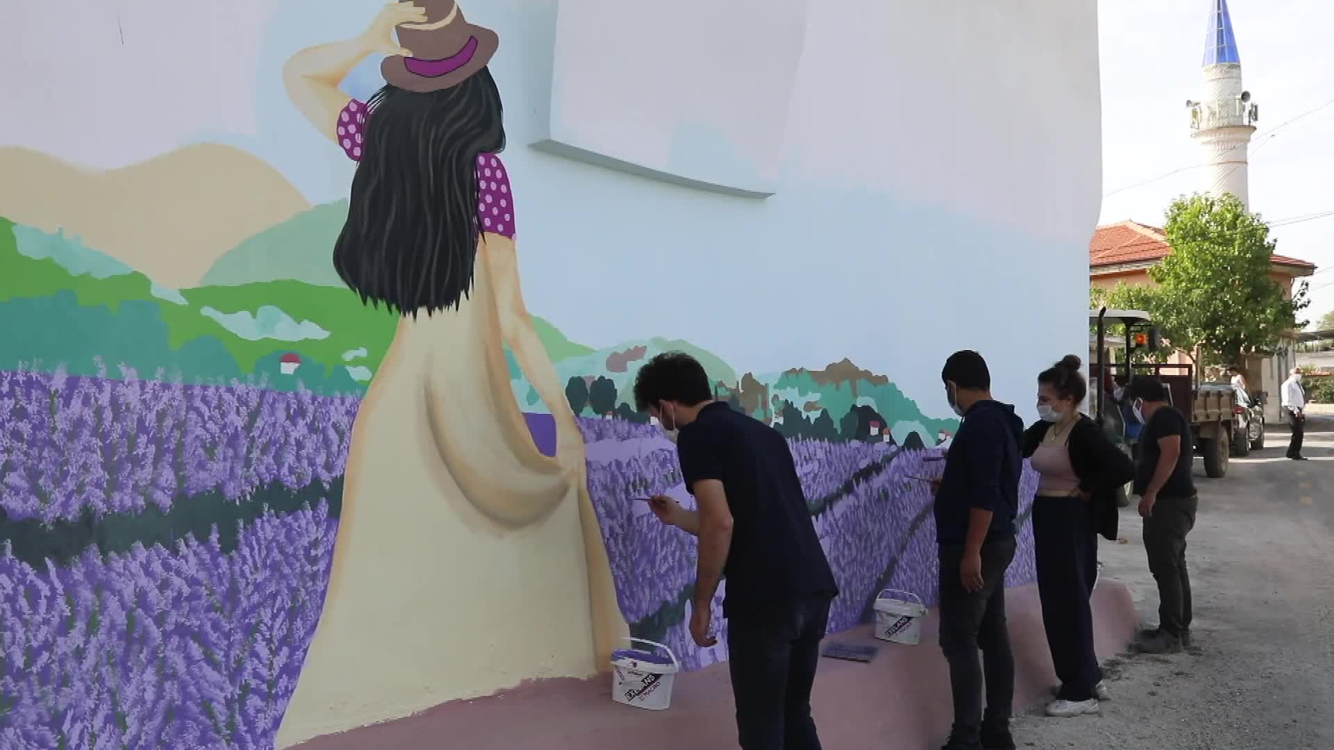 MUĞLA MENTEŞE'DE MAHALLE DUVARLARI LAVANTA BAHÇESİNE DÖNDÜ