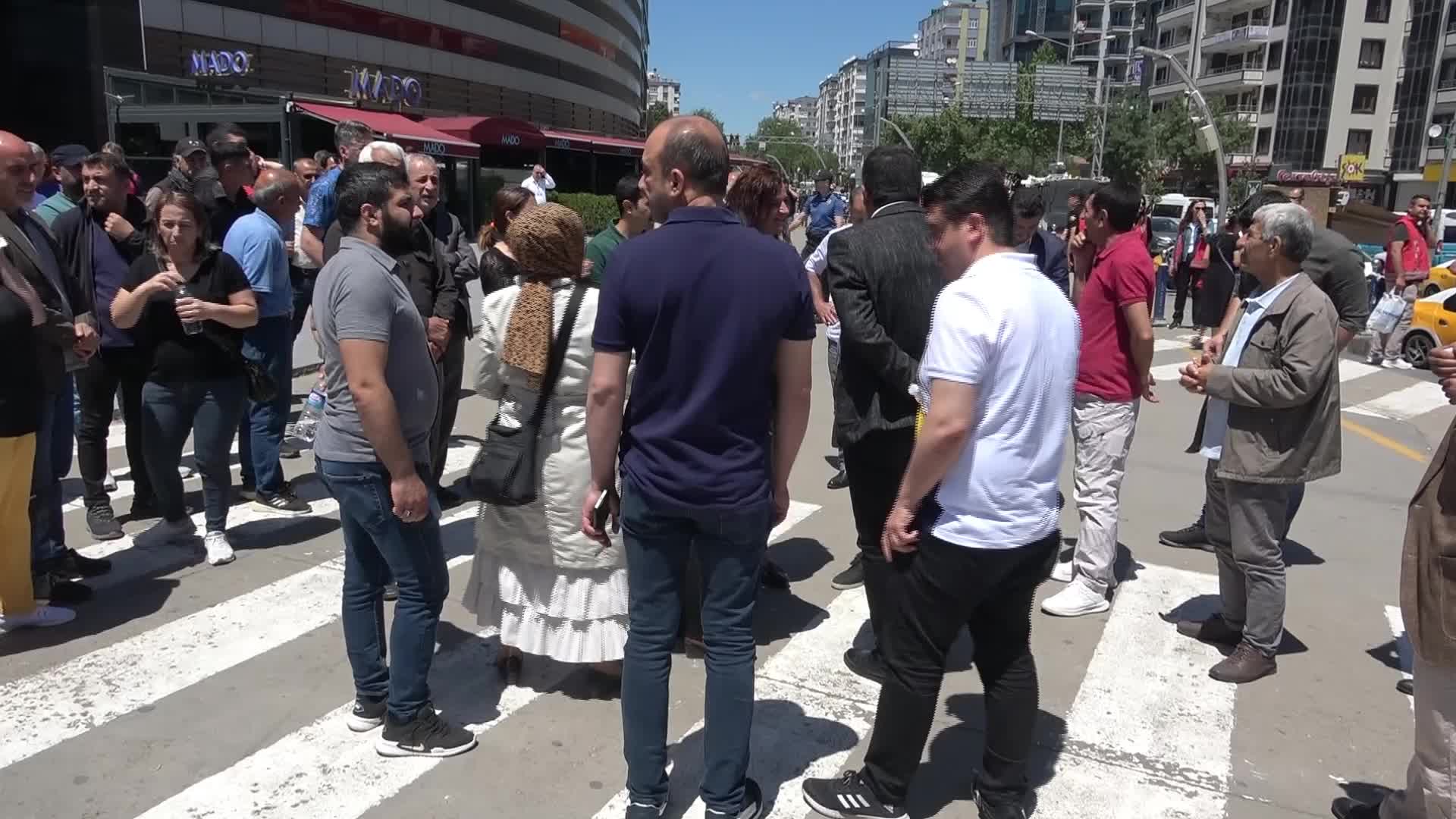 DİYARBAKIR’DA DEM PARTİLİLER, POLİS ÇEMBERİNDE AÇIKLAMA YAPTI