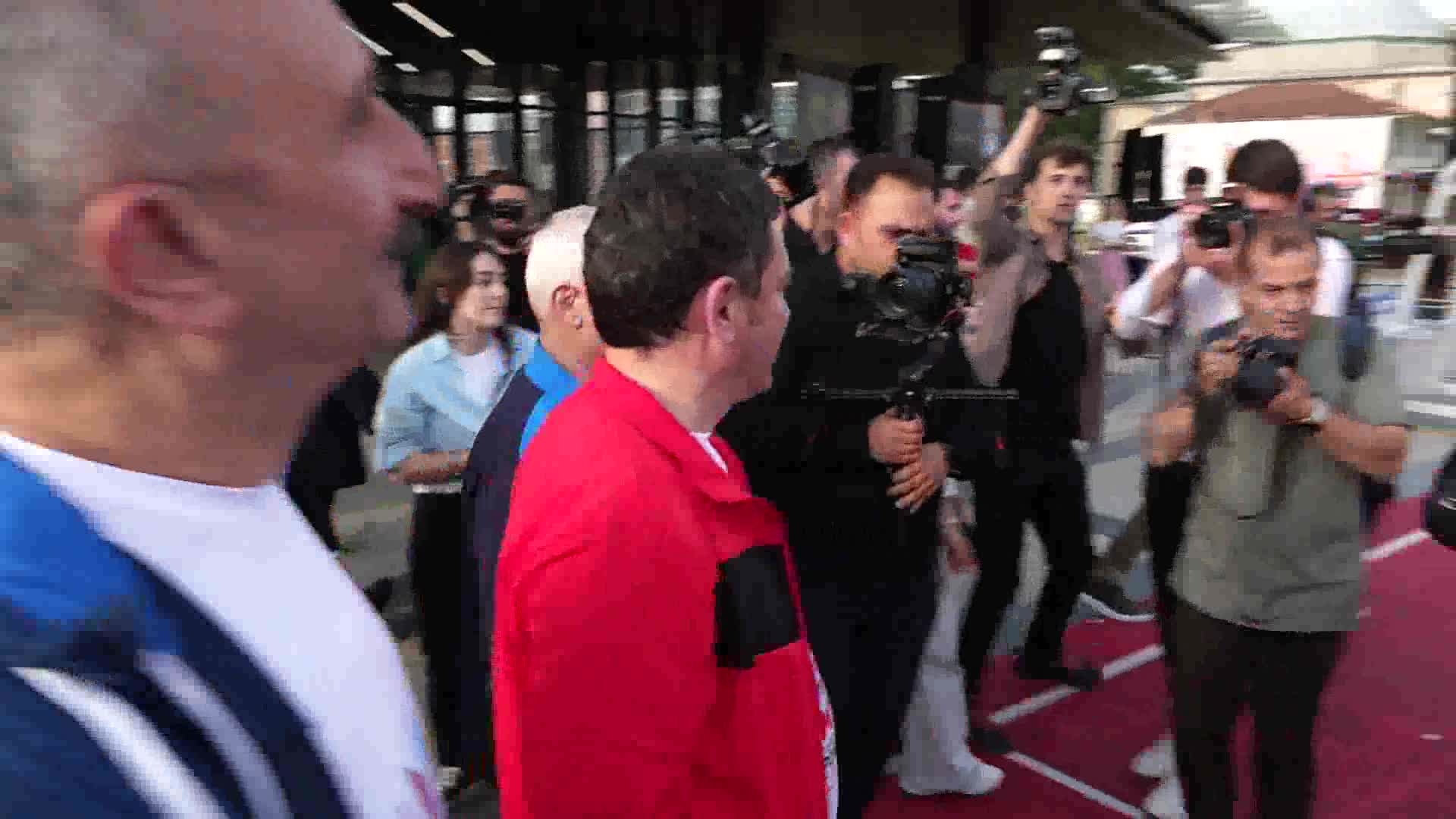 OSMANGAZİ'DE 19 MAYIS COŞKUSU ERKEN BAŞLADI... BELEDİYE BAŞKANLARI, SOKAK BASKETBOLU TURNUVASINDA GENÇLERLE SAHAYA ÇIKTI