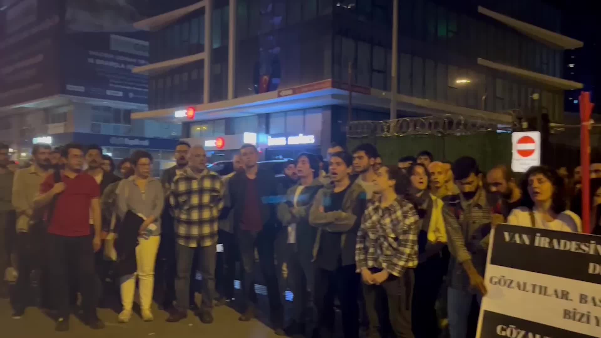 İZMİR’DE VAN PROTESTOLARI NEDENİYLE GÖZALTINA ALINAN 9 KİŞİ TUTUKLANDI