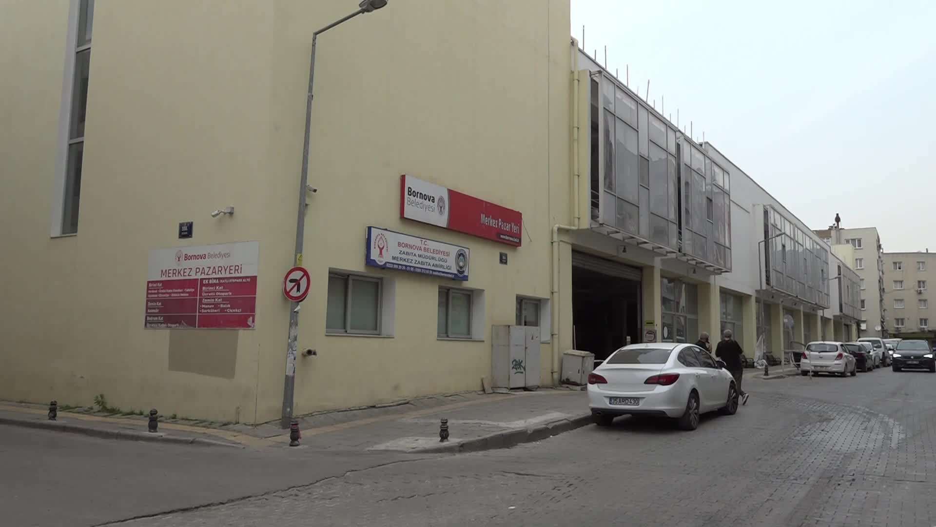 BORNOVA BELEDİYESİ'NDEN PAZARYERİNDE TEMİZLİK ÇALIŞMASI