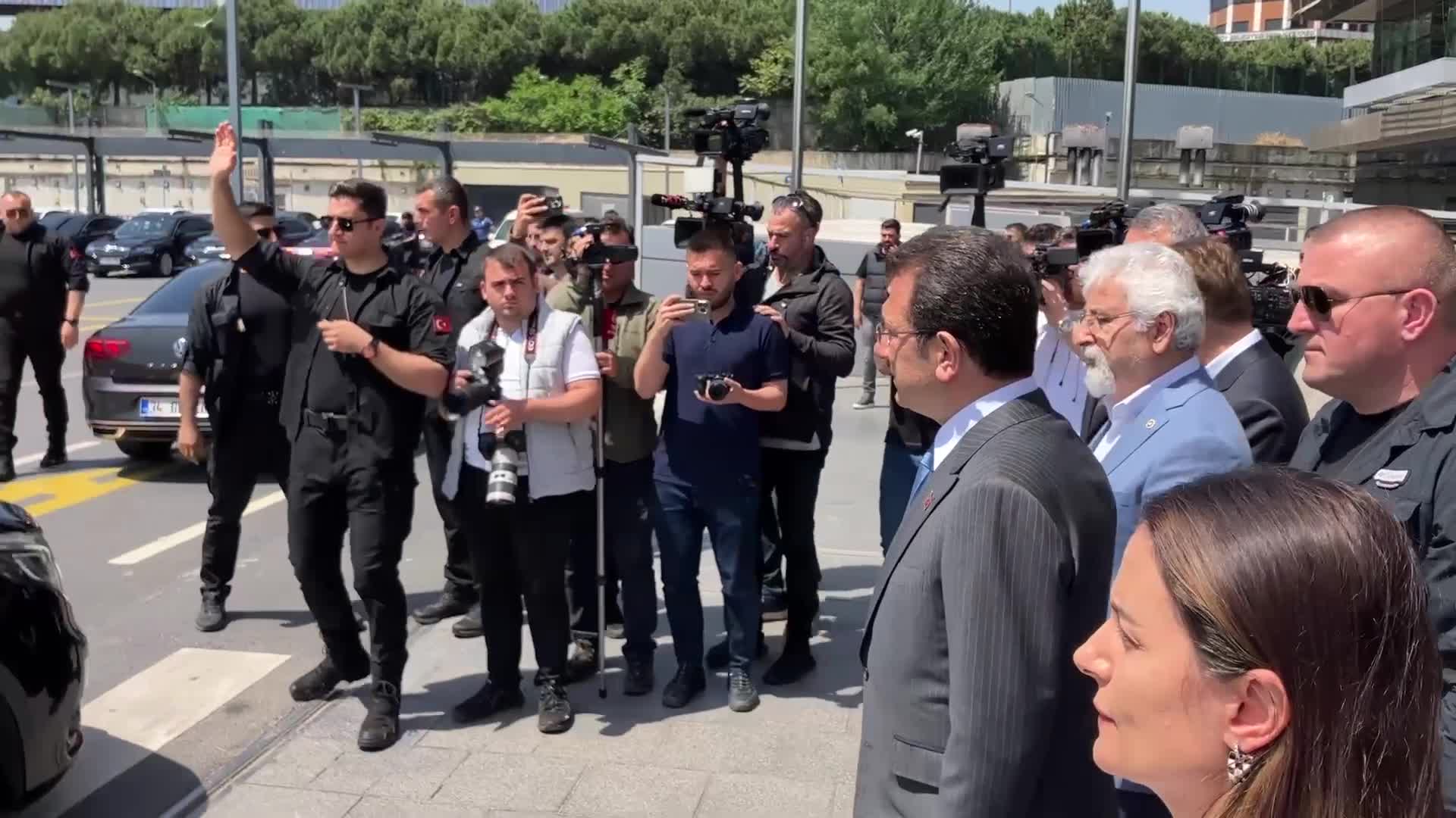 CHP GENEL BAŞKANI ÖZEL, İBB'Yİ ZİYARET ETTİ: “ATATÜRK’ÜN PARTİSİNİ İKTİDARA TAŞIMA SORUMLULUĞUMUZ VAR”