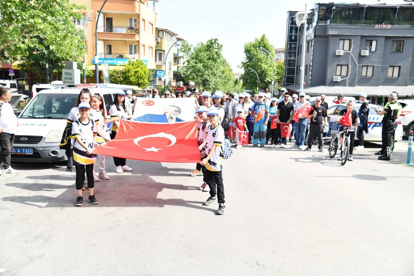 YUNUSEMRE BELEDİYESİ’NDEN 'ATA’YA SAYGI YÜRÜYÜŞÜ'