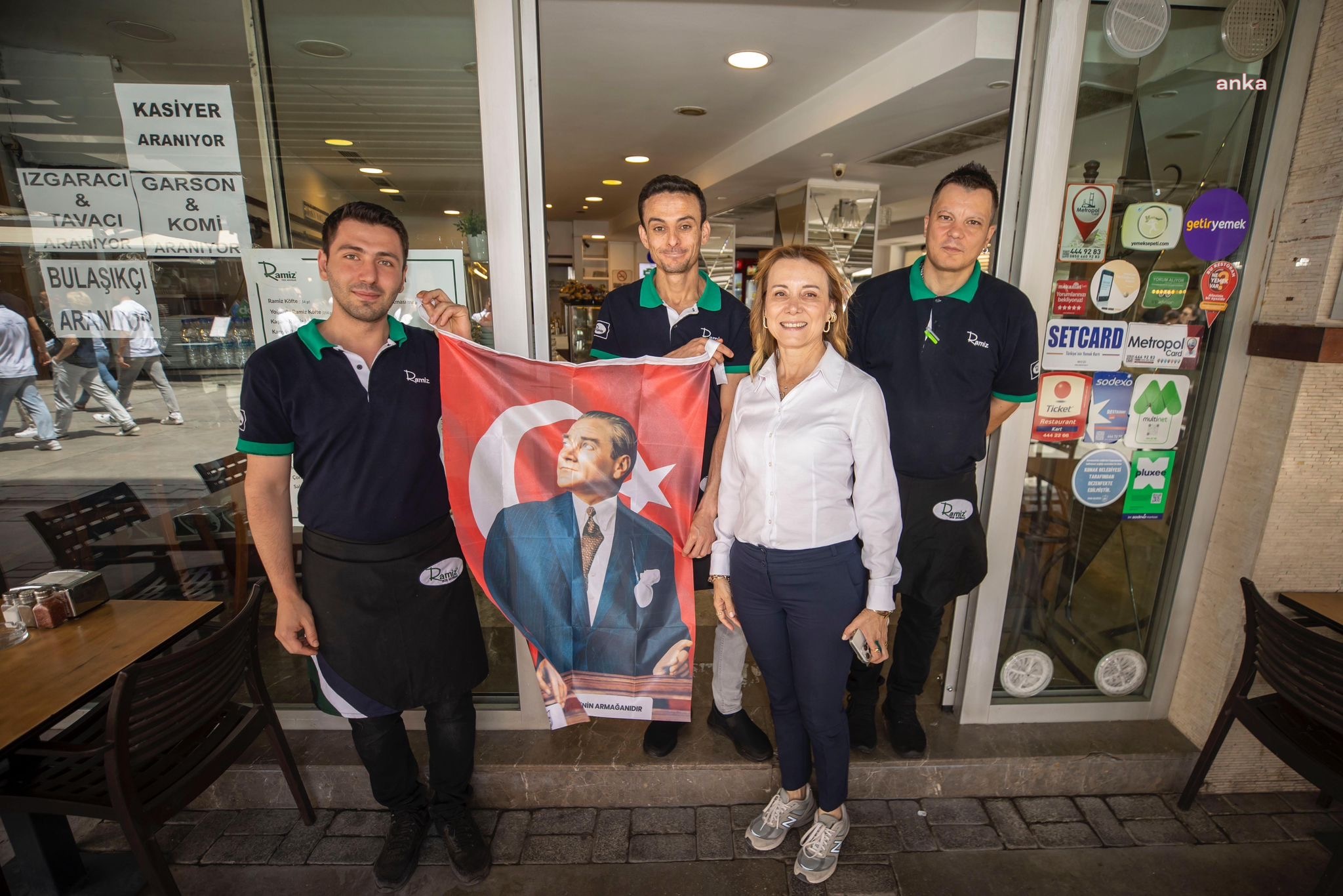 KONAK BELEDİYESİ’DEN İLÇE ESNAFINA 19 MAYIS HEDİYESİ