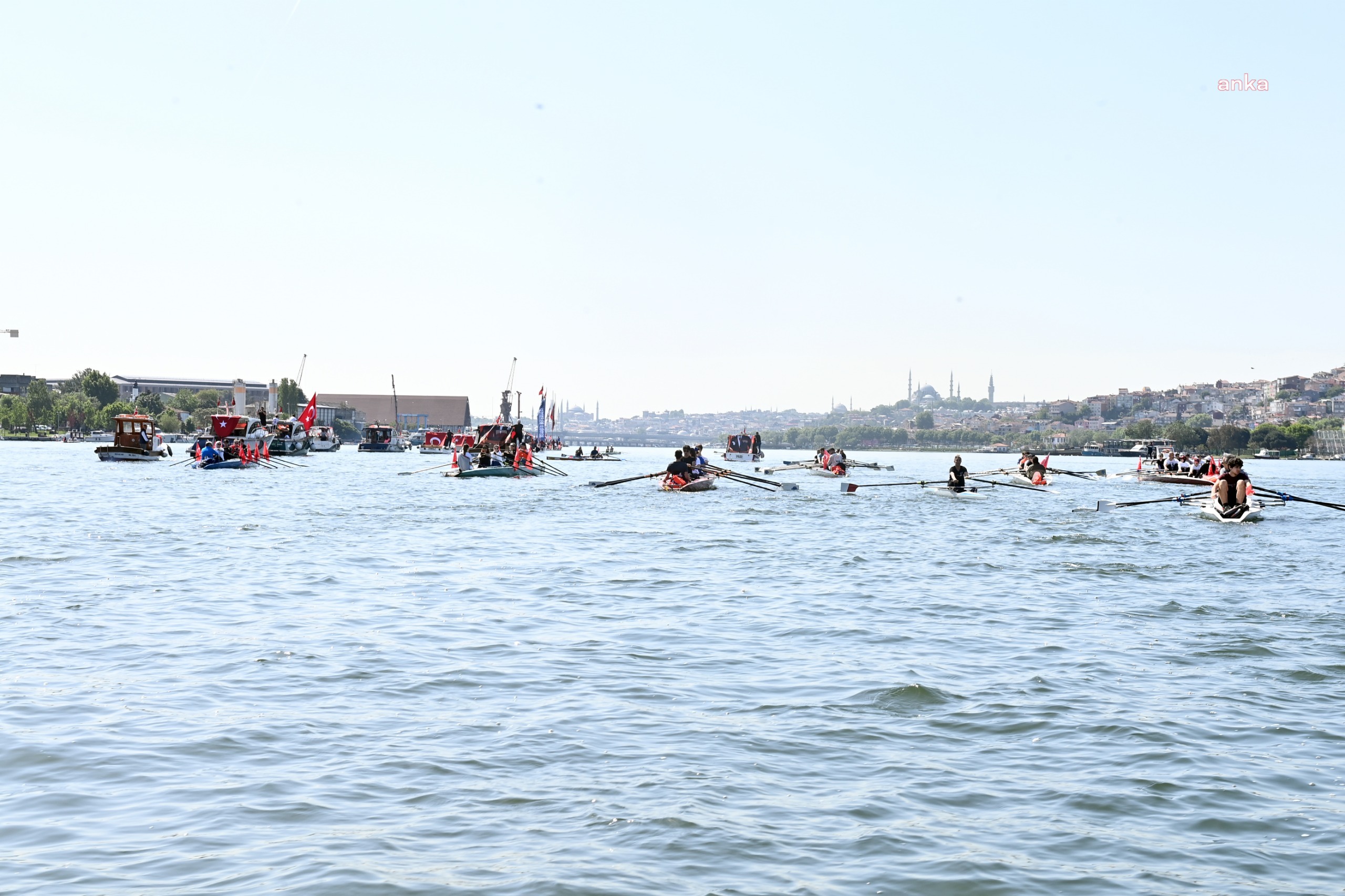 HALİÇ’TE YELKEN VE KANOLARLA 19 MAYIS KORTEJİ OLUŞTURULDU