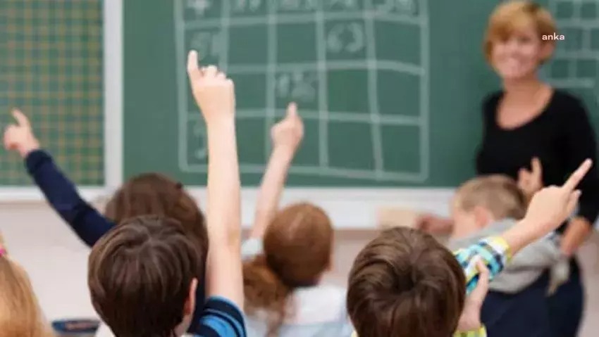 ANADOLU EĞİTİM-SEN'DEN 'EKONOMİK DURUM ANKETİ': ÖĞRETMENLERİN YÜZDE 82,2’Sİ MAAŞINI YETERSİZ BULUYOR, SADECE YÜZDE 6,8'İ TATİL YAPABİLİYOR, YÜZDE 69'UNUN KREDİ BORCU BULUNUYOR