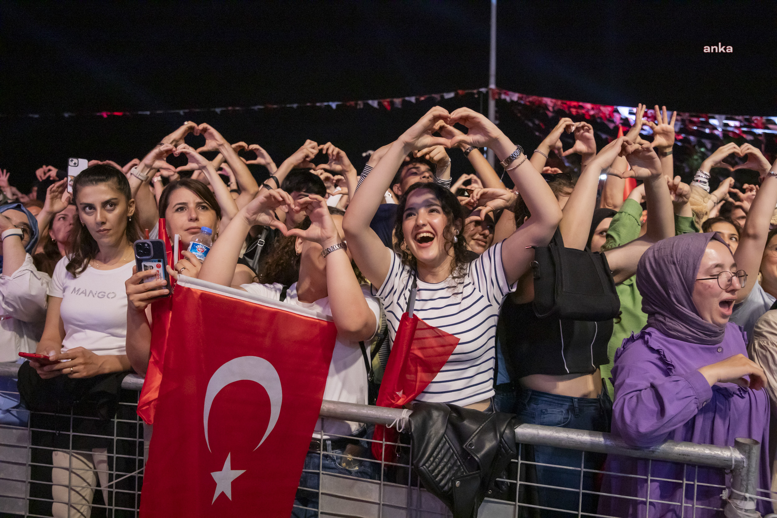 MERSİN'DE 19 MAYIS COŞKUSU, MABEL MATİZ VE MANUŞ BABA KONSERLERİYLE ZİRVEYE ULAŞTI