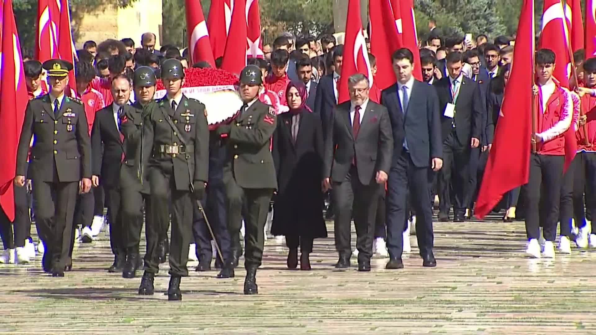 ANITKABİR'DE 19 MAYIS ATATÜRK’Ü ANMA, GENÇLİK VE SPOR BAYRAMI TÖRENİ... BAKAN OSMAN AŞKIN BAK, GENÇLERLE ATATÜRK'ÜN HUZURUNA ÇIKTI