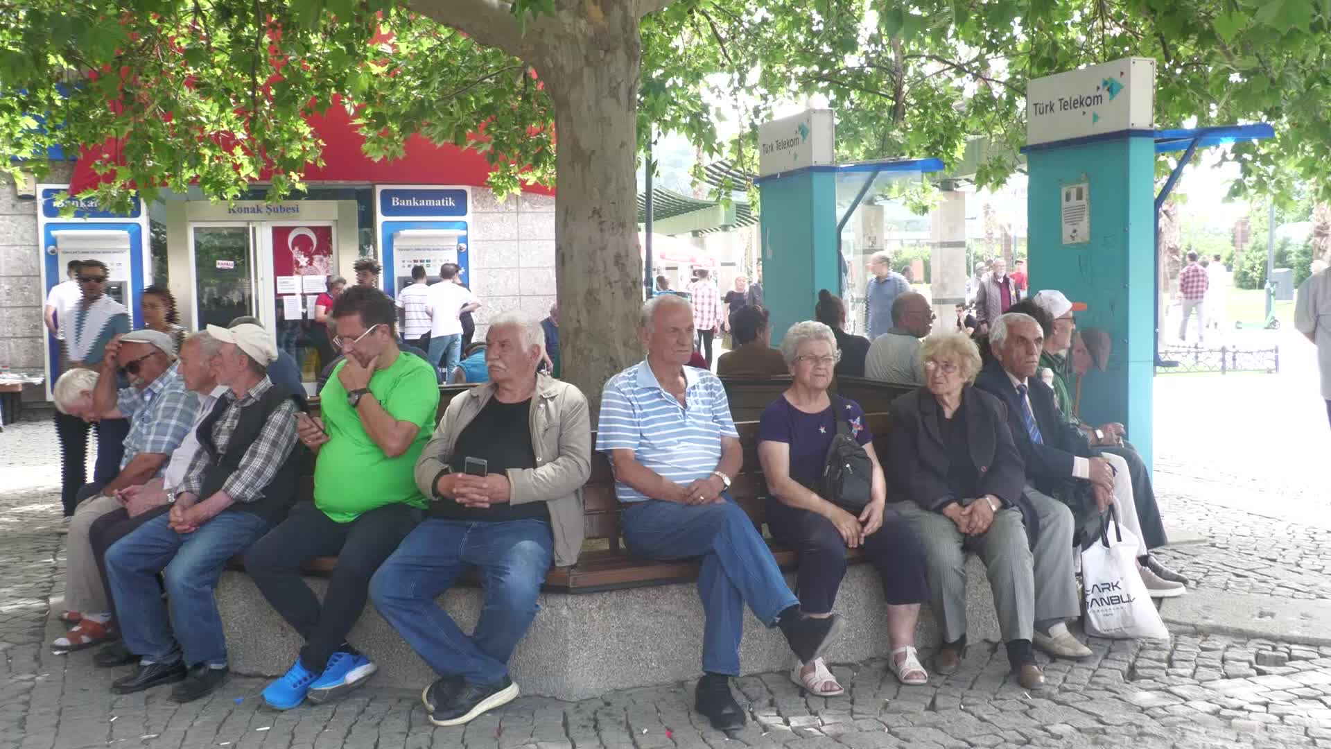 İZMİR'DE EMEKLİLERDEN BAKAN IŞIKHAN'A "YENİ HİZMET MODELİ' TEPKİSİ: "ÇALIŞMA BAKANI EMEKLİLERLE DALGA GEÇMİŞ. EMEKLİ EVİNE GÖTÜRECEK EKMEK BULAMIYOR TATİLE GİDİP İNDİRİMDEN Mİ FAYDALANACAK?"