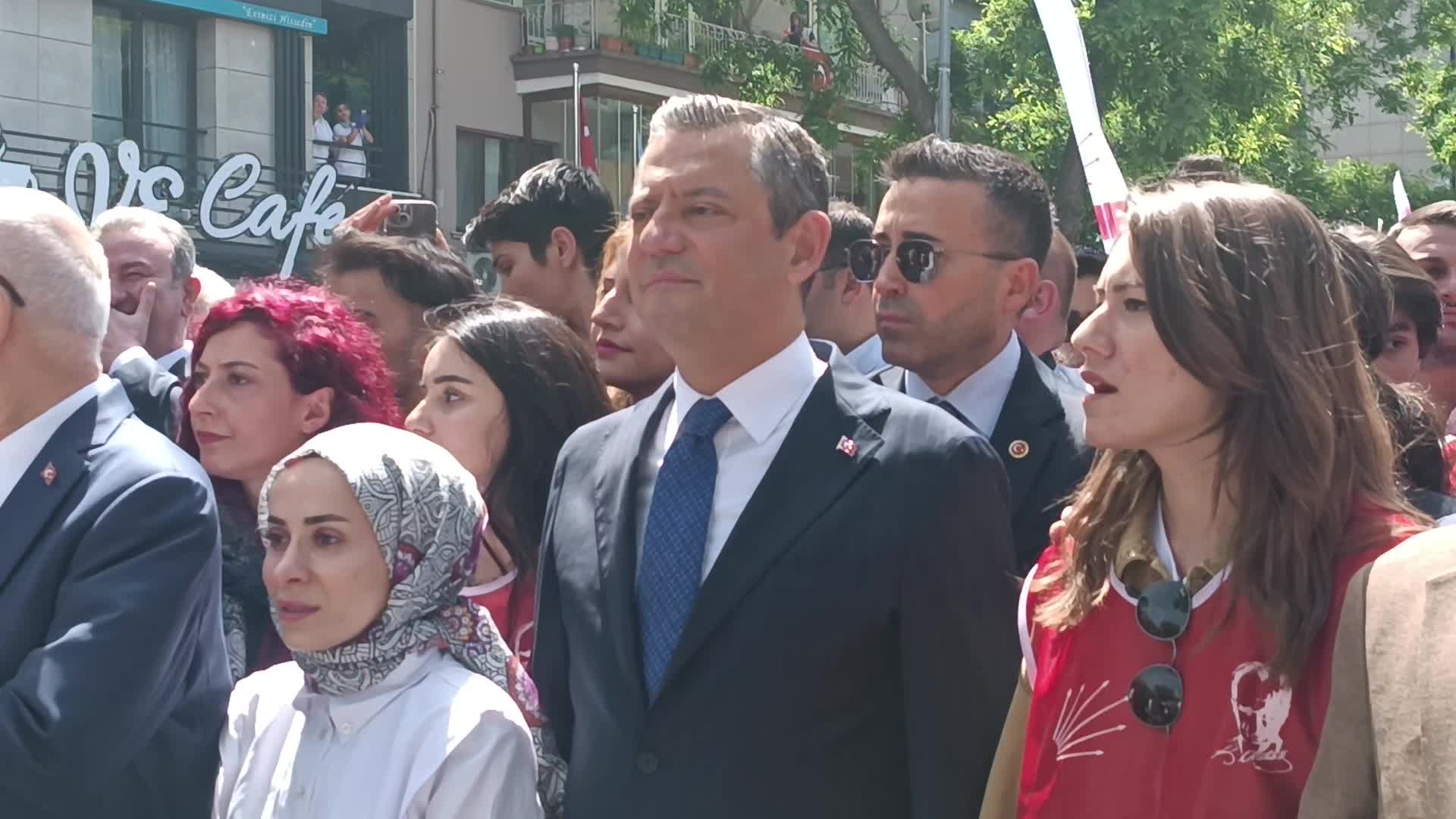 CHP GENEL BAŞKANI ÖZGÜR ÖZEL GENÇLERLE ANITKABİR’E YÜRÜYOR
