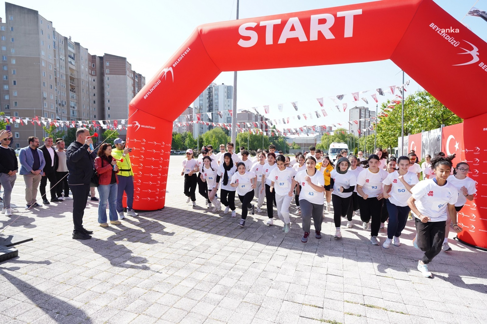 BEYLİKDÜZÜ’NDE GENÇ SPORCULAR 19 MAYIS İÇİN KOŞTU