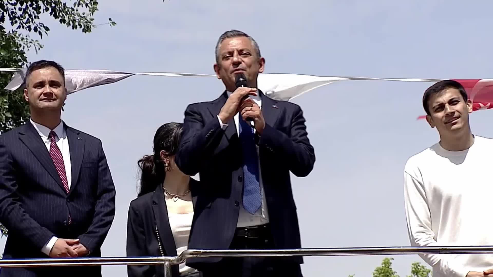 CHP GENEL BAŞKANI ÖZEL GENÇLERE SESLENDİ: ''GERÇEK İKTİDAR YÜRÜYÜŞÜNÜ BAŞLATIYORUZ''