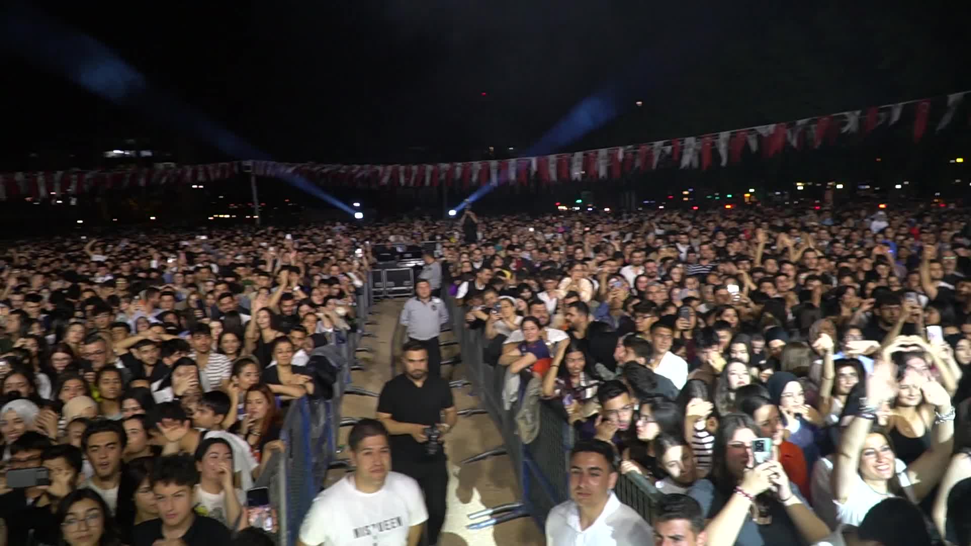 ŞEHİTKAMİL BELEDİYESİ'NİN 19 MAYIS GENÇLİK KONSERİ’NDE GÜLŞEN SAHNE ALDI