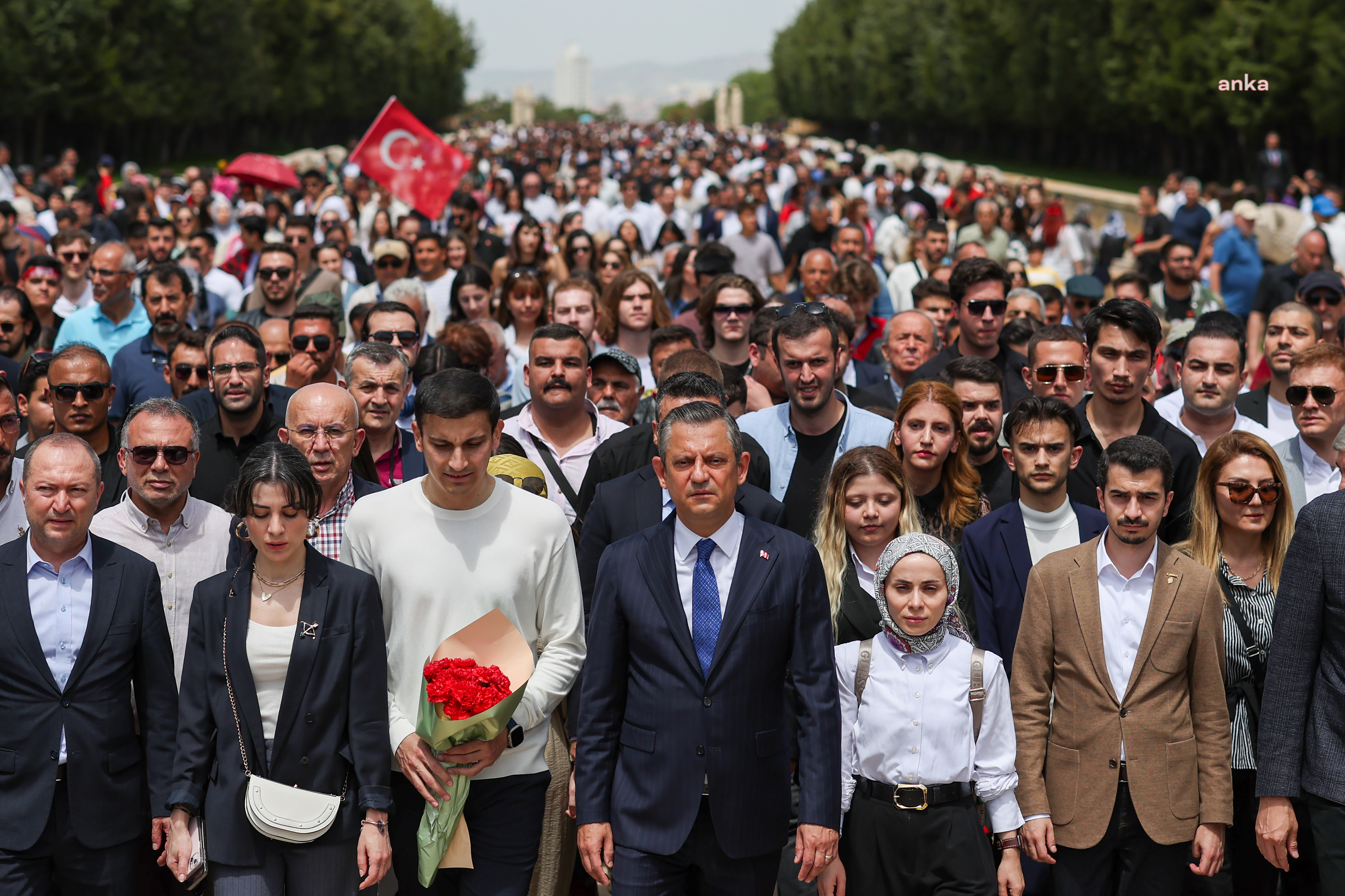 CHP GENEL BAŞKANI ÖZGÜR ÖZEL ATA’NIN HUZURUNA ÇIKTI, ALTI KARANFİL BIRAKTI
