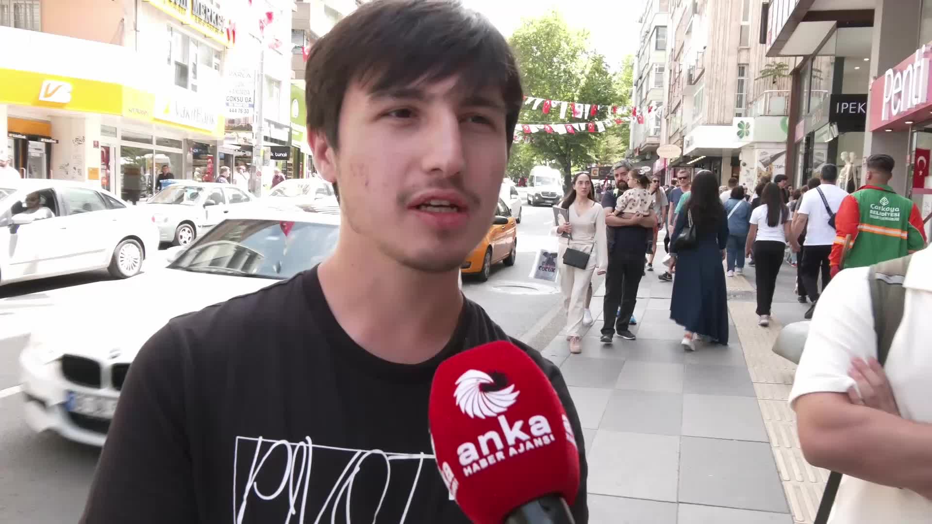 GENÇLERDEN TÜİK'İN "GENÇLERİN YÜZDE 54'Ü MUTLU" VERİSİNE TEPKİ: "HİÇ MUTLU DEĞİLİM. GEÇİNİLMEZ BU ÜLKEDE, YURT DIŞI ŞART"