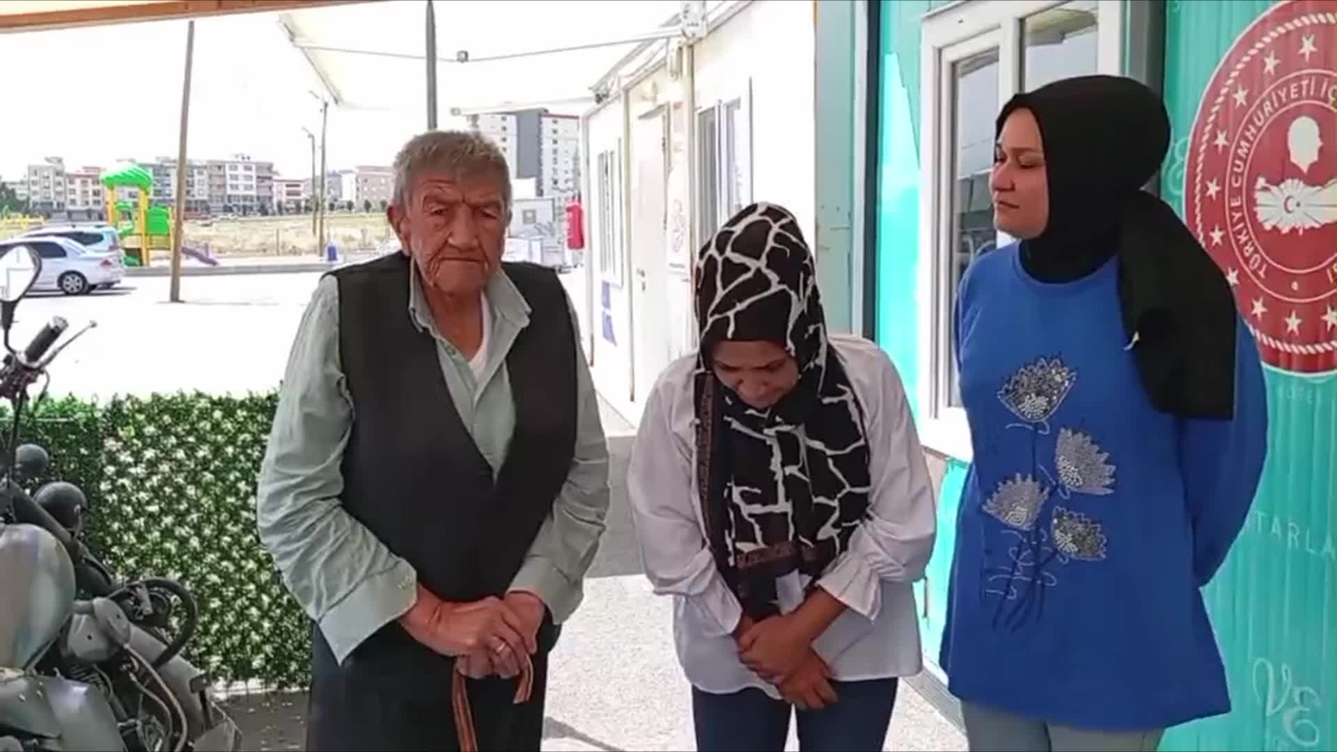 KAHRAMANMARAŞ DULKADİROĞLU'NDA BULUNAN KONTEYNER KENTTEN ÇIKARILMAK İSTENEN DEPREMZEDELER EYLEM YAPTI: "PERİŞAN OLMAK İSTEMİYORUZ"