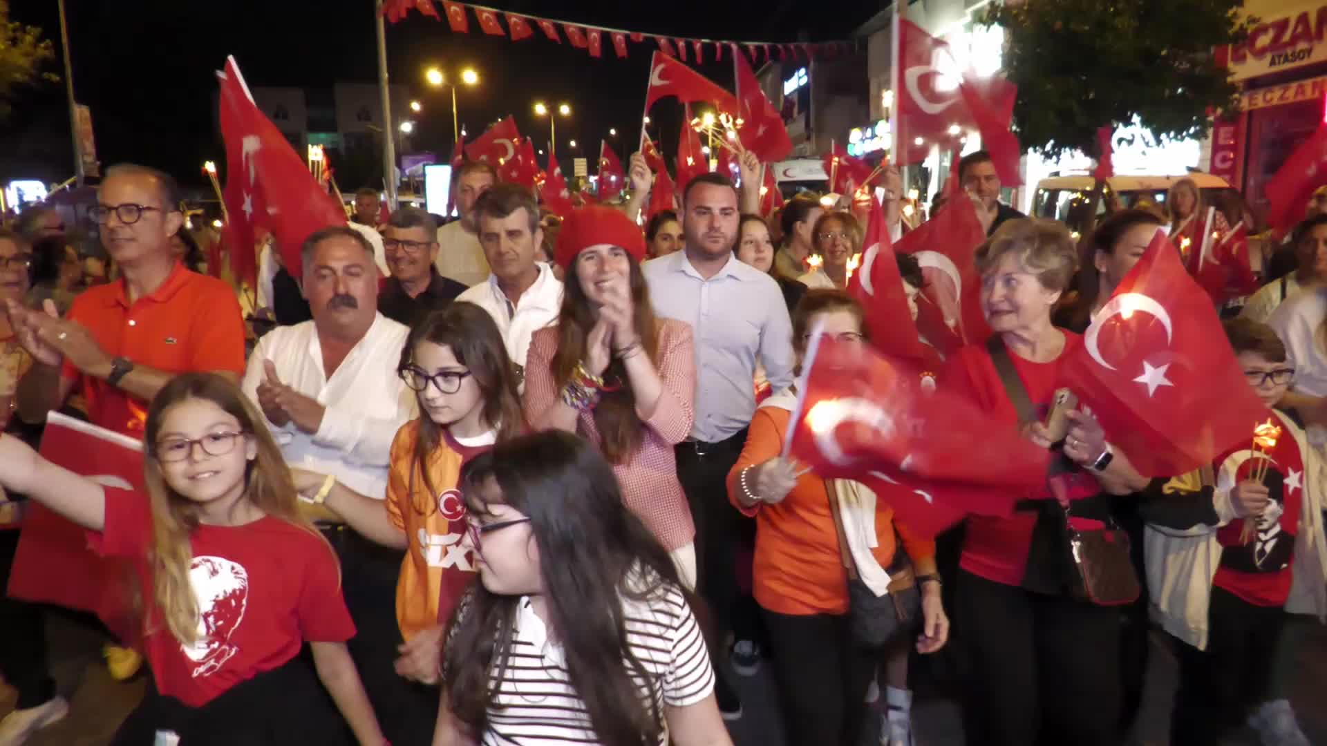 Çeşme'de 19 Mayıs coşkusu fener alayıyla katlandı