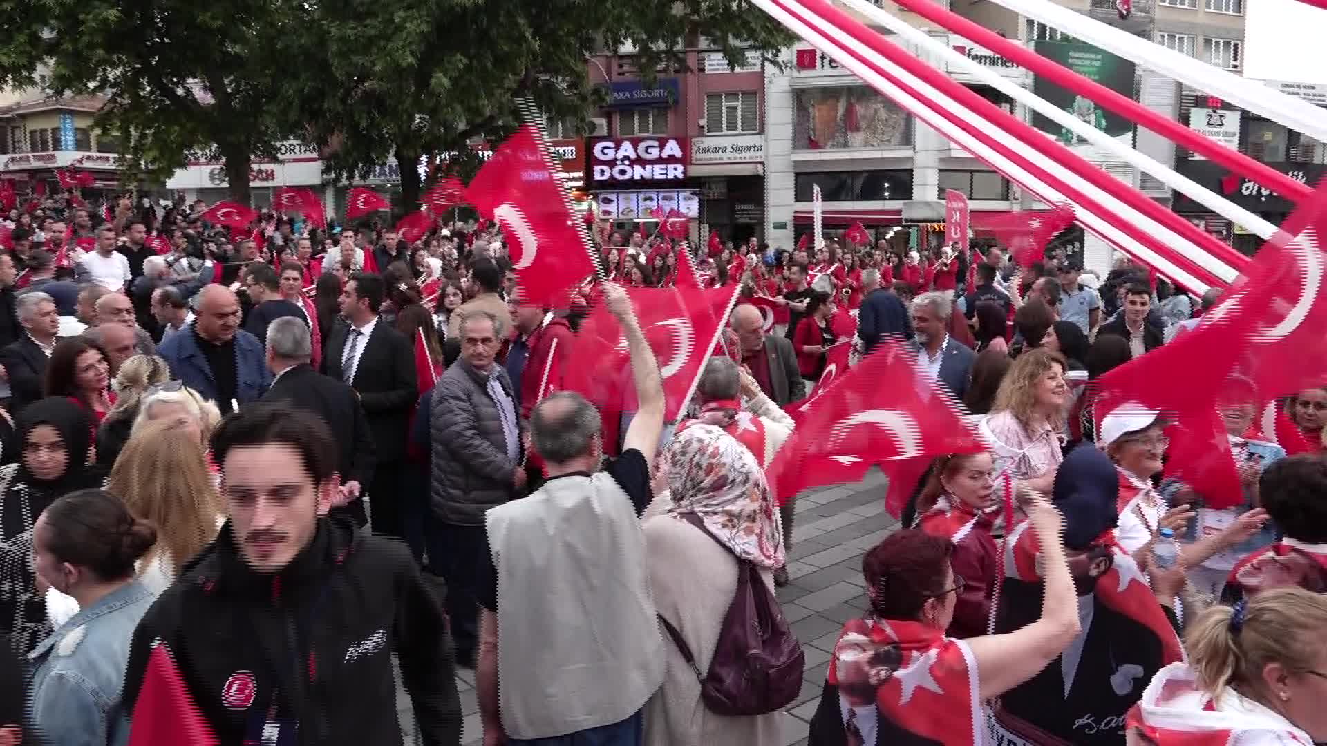 Haluk Levent, Osmangazili gençlerin 19 Mayıs coşkusuna ortak oldu