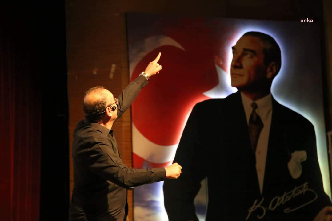 Sunay Akın'ın ‘Cumhuriyet Yolunda’ gösterisi, Ceyhan’da izleyiciyle buluştu