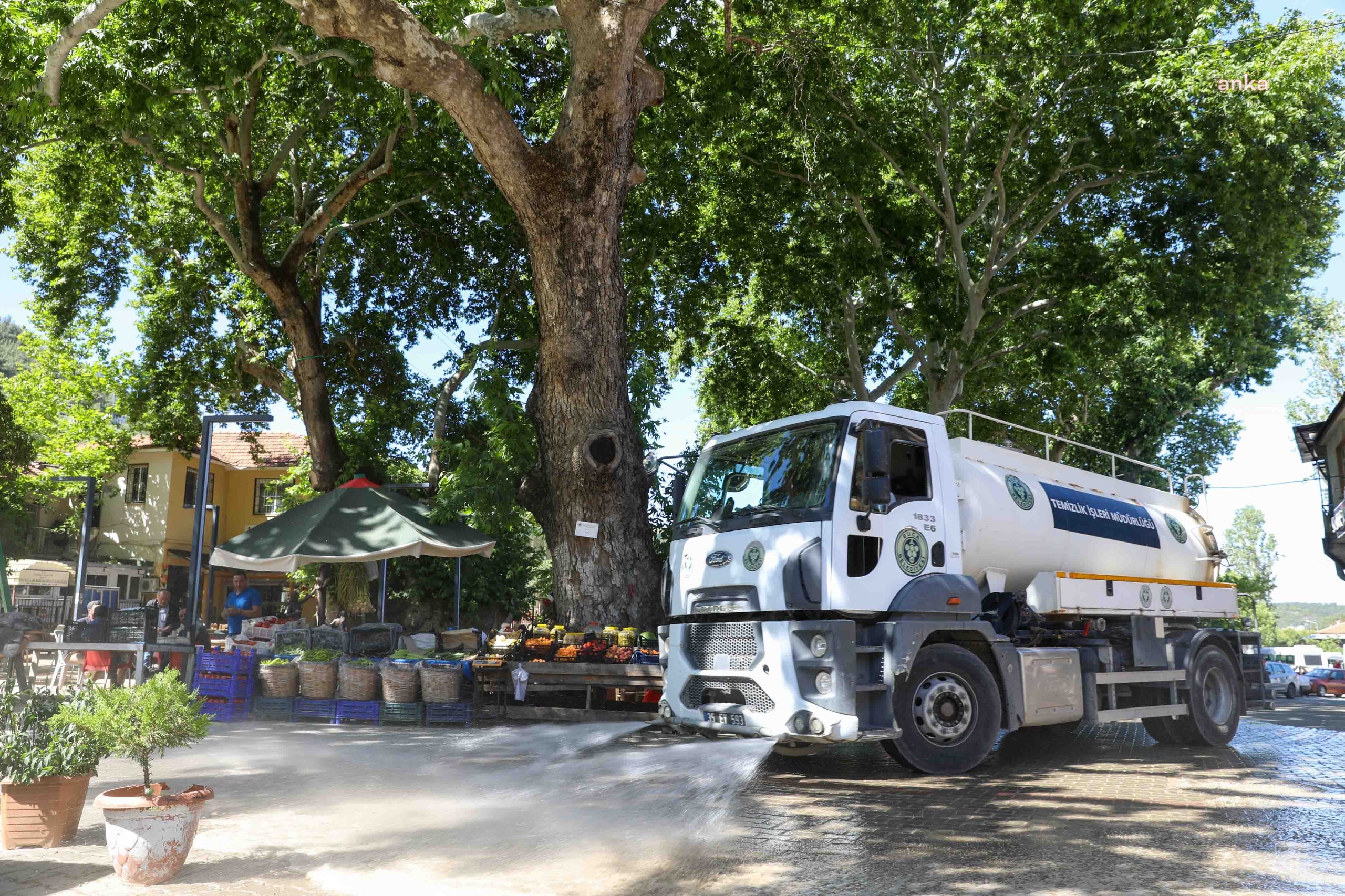 Buca’da temizlik çalışmaları sürüyor