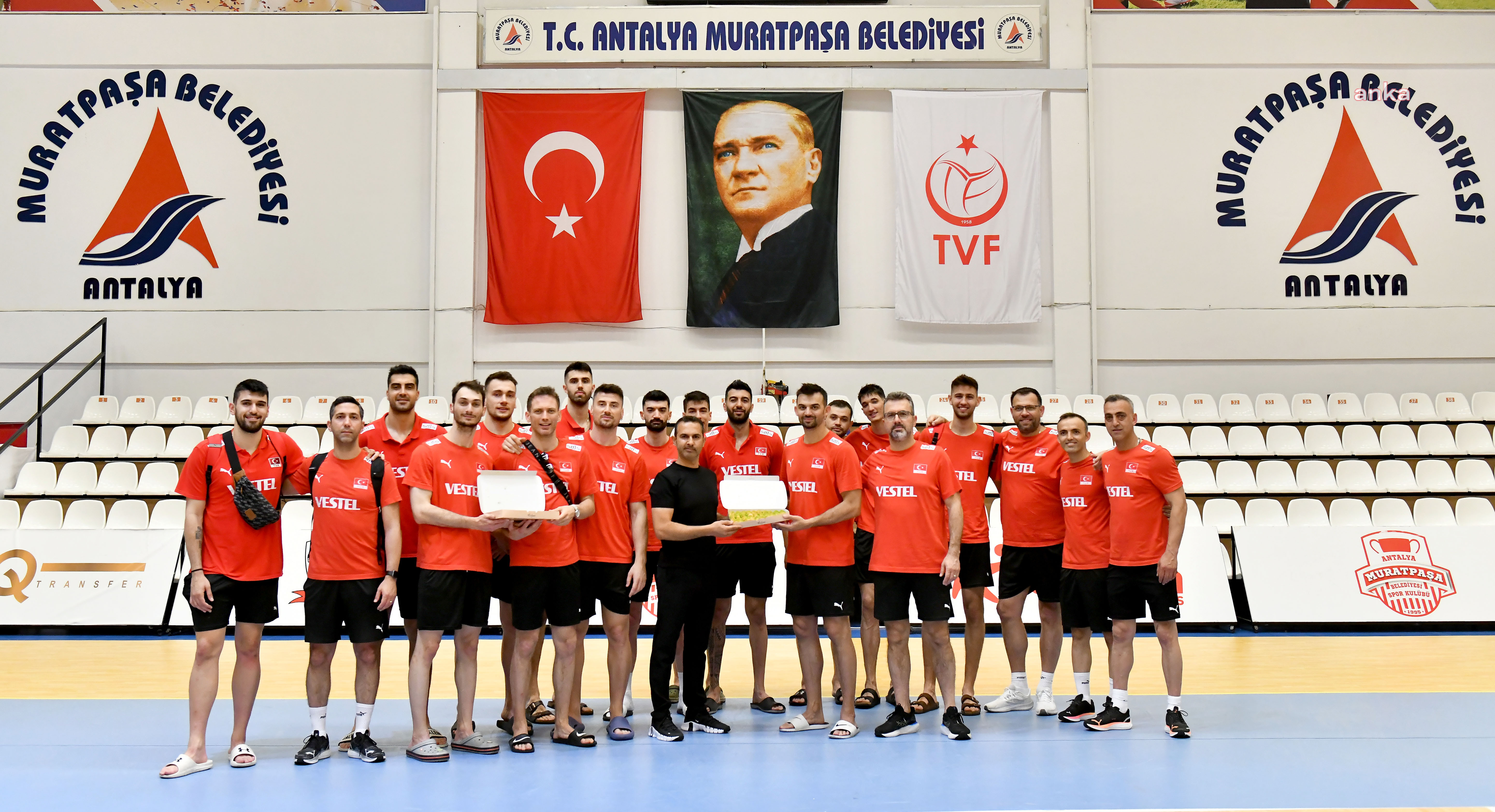 Muratpaşa Belediyesi'nden Filenin Efeleri'ne baklava ikramı
