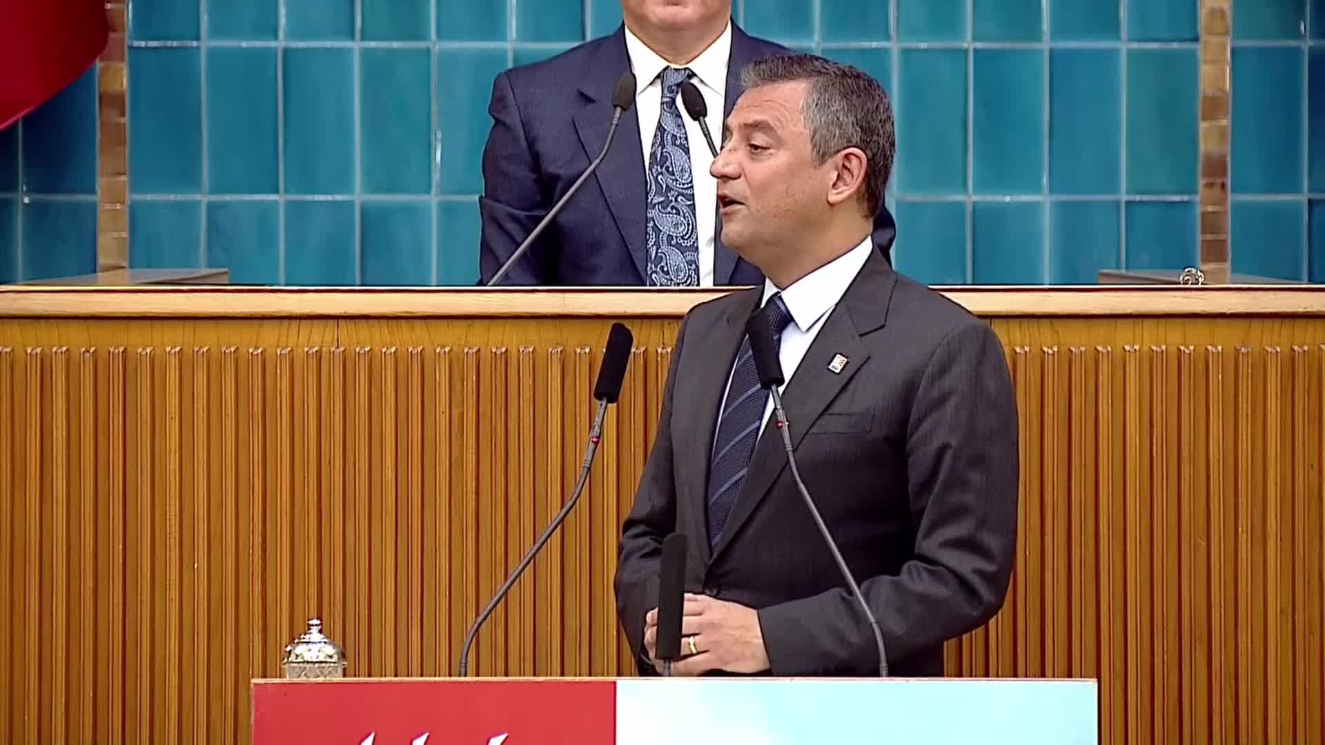 CHP grup toplantısı (1) ... Özgür Özel, Bahçeli'ye dört soruyla karşılık verdi: "İki kişinin isimleri Sinan Ateş cinayeti iddianamesinden nasıl ve kimler tarafından ayıklanmıştır"