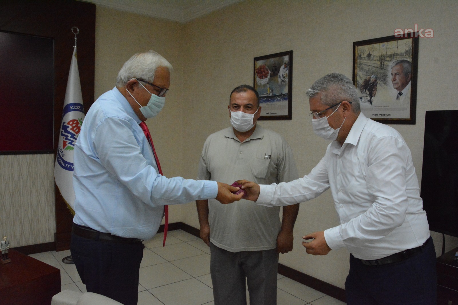 KDZ.EREĞLİ BELEDİYE BAŞKANI POSBIYIK, EMEKLİ PERSONELE ALTIN HEDİYE ETTİ
