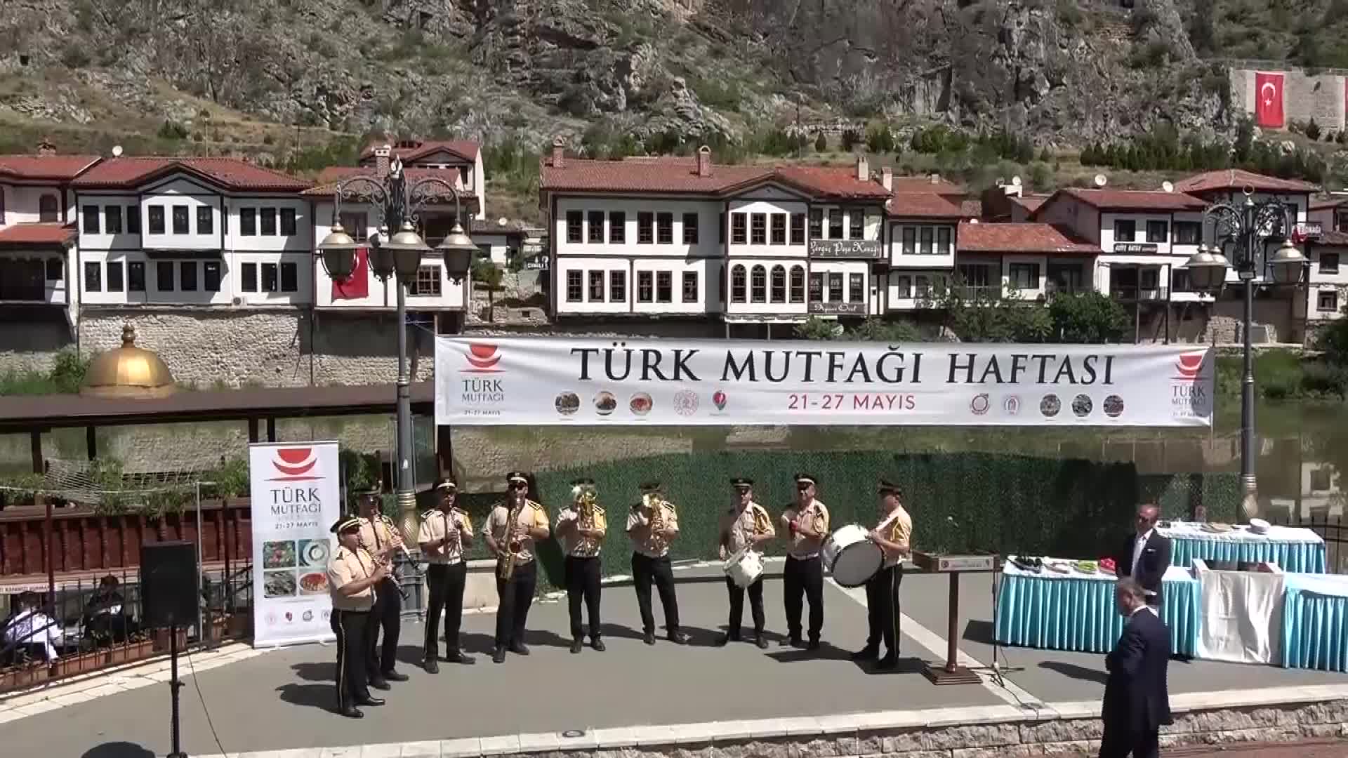 Amasya'da vali ve belediye başkanı önlükleri takıp "şehzade kebabı" yaptı
