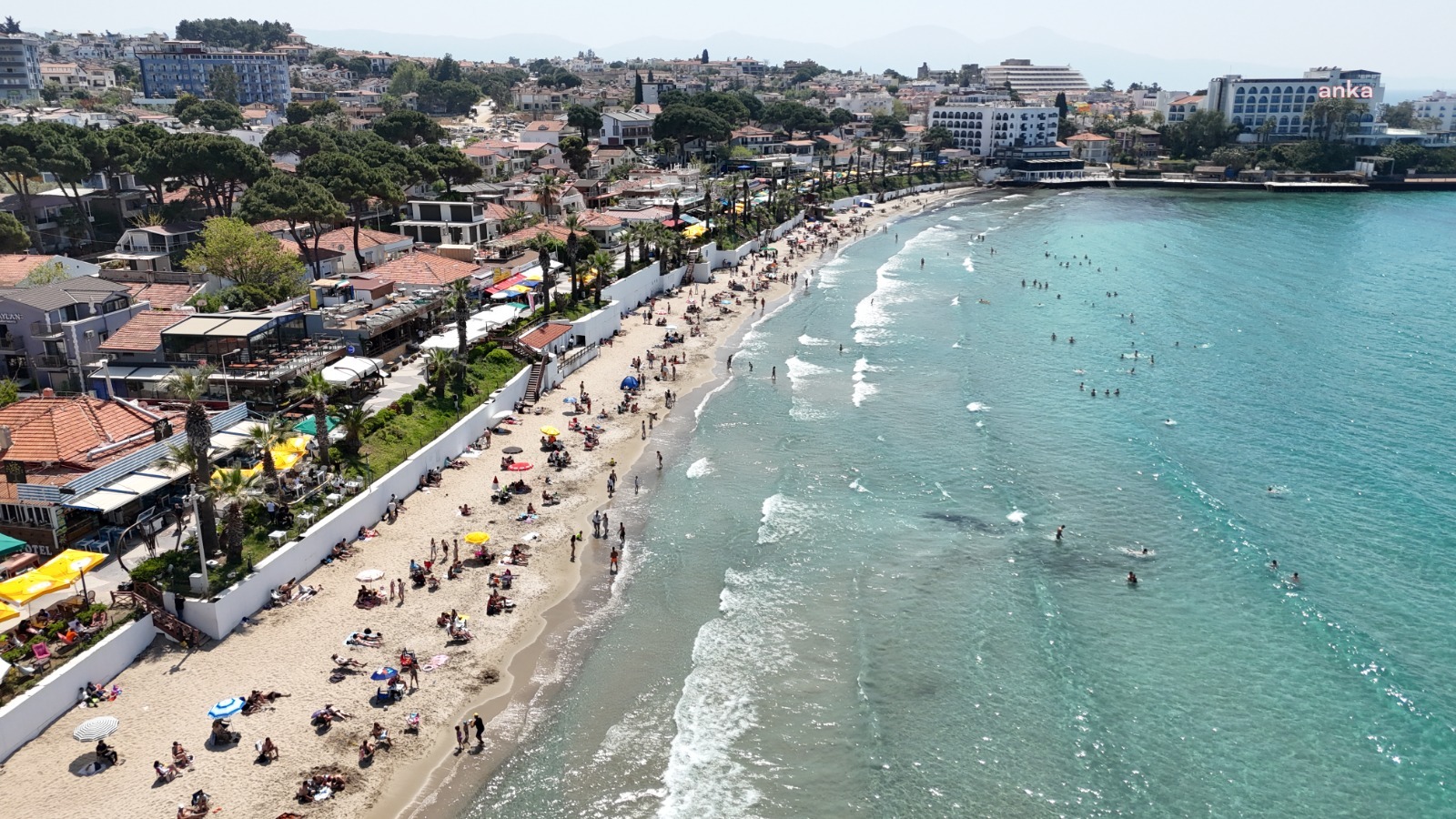 Kuşadası Belediyesi'nin halk plajlarında ücretsiz şezlong ve şemsiye kararı memnuniyetle karşılandı