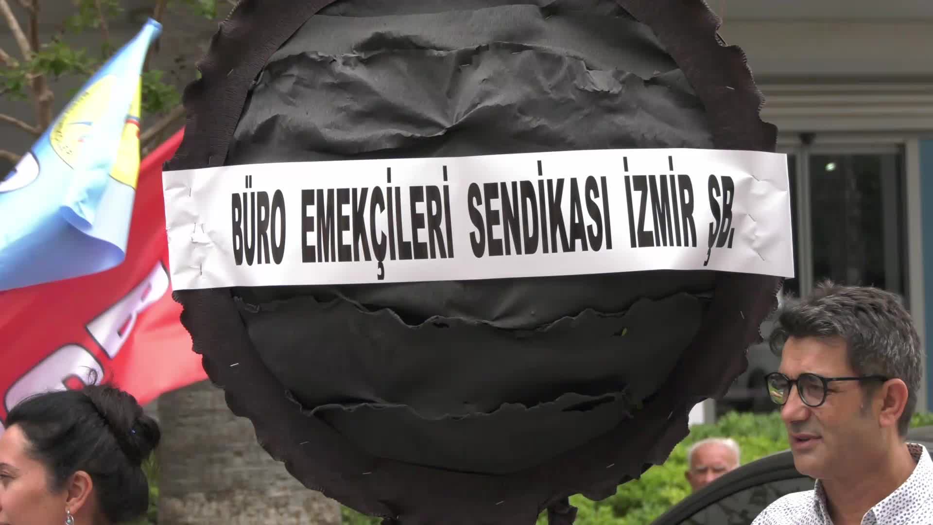İzmir'de kamu emekçileri SGK İl Müdürlüğü önüne siyah çelenk bıraktı