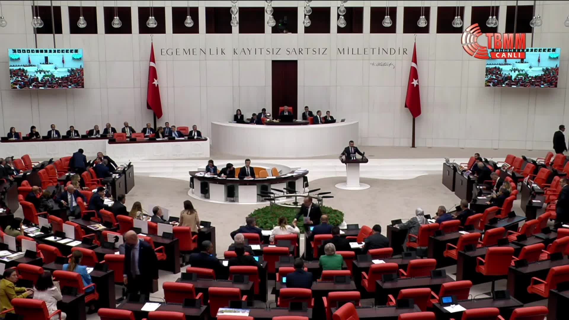 TBMM Genel Kurulu’nda tartışma… AKP’li Çalkın: Bu gruplar çıkıyor, birçoğu da kafayı çekip arkadaşlarımıza hakaret ediyor. Murat Emir:  Sözünü geri alsın, yoksa Meclis çalışamaz