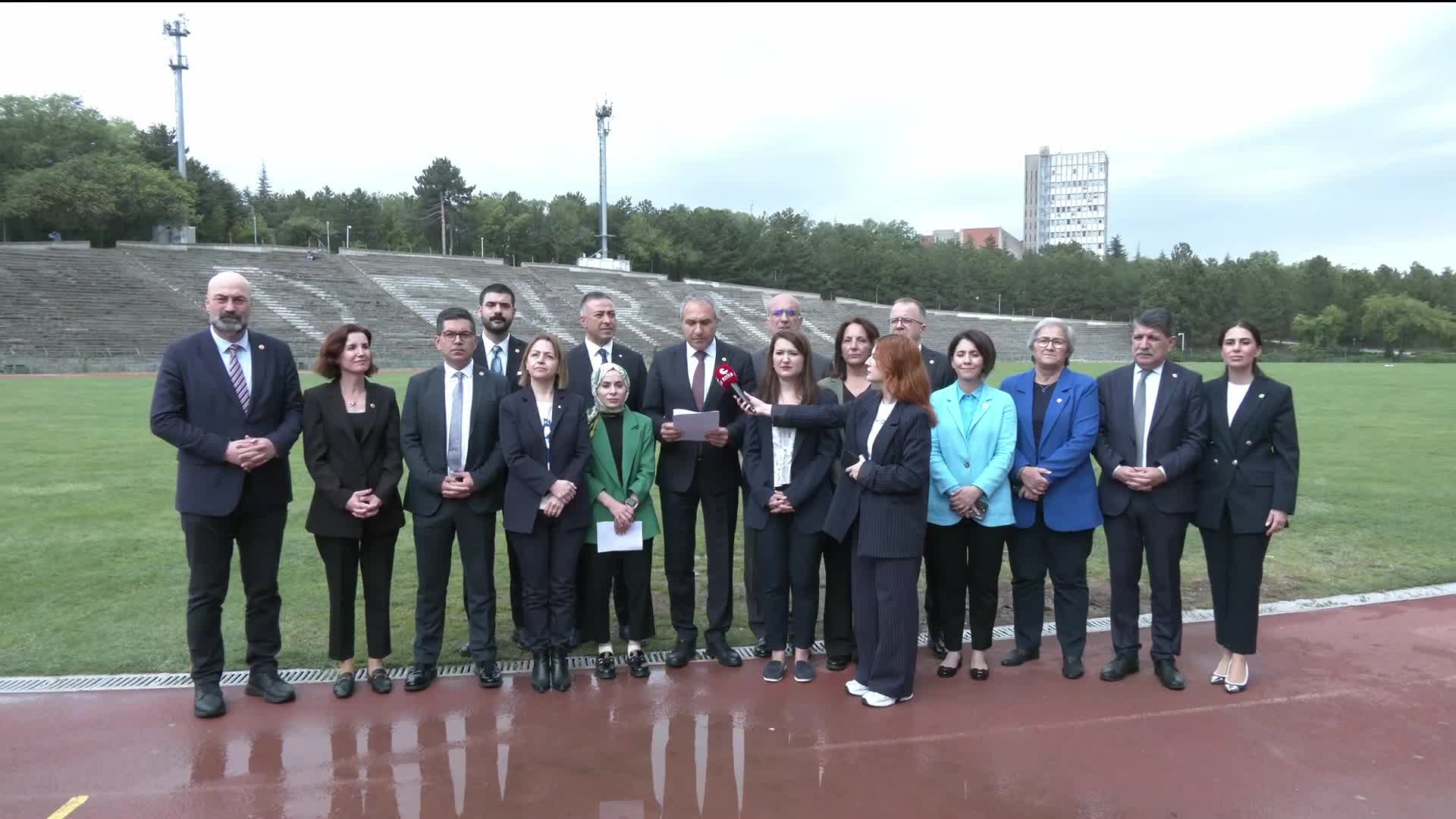 CHP'li vekiller öğrencilere destek için ODTÜ'de... Suat Özçağdaş: "ODTÜ Rektörü Sayın Verşan Kök’ü ve yönetimini öğrencilerin haklarına saygı duymaya davet ediyoruz"