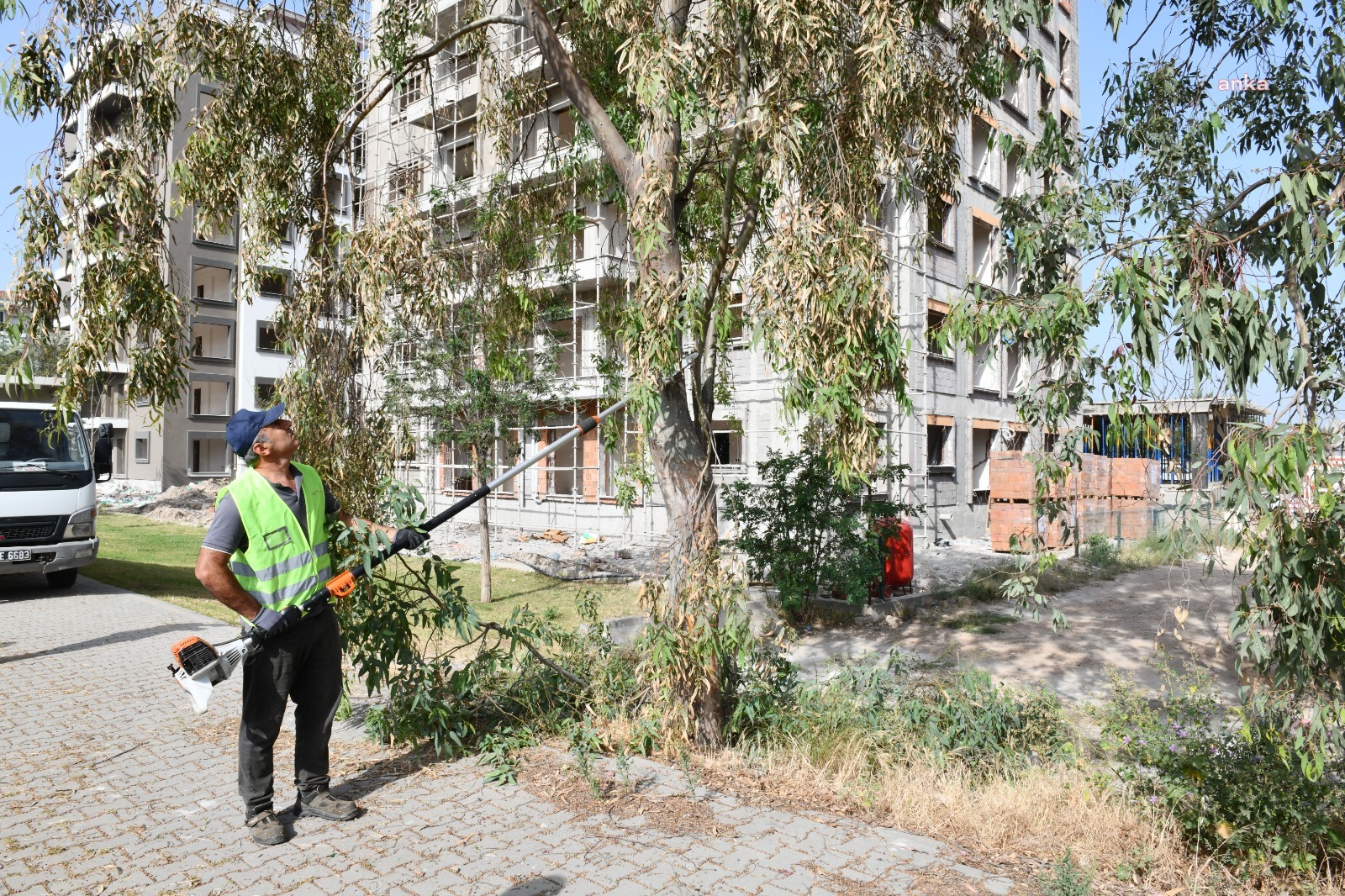 Çiğli'de kapsamlı çevre temizliği sürüyor
