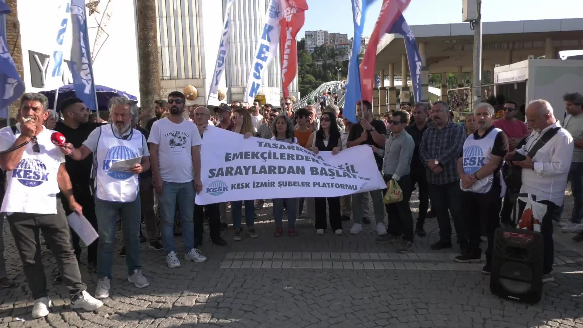 İzmir'de KESK üyesi kamu emekçilerinden "Kamuda Tasarruf ve Verimlilik Paketi"ne tepki
