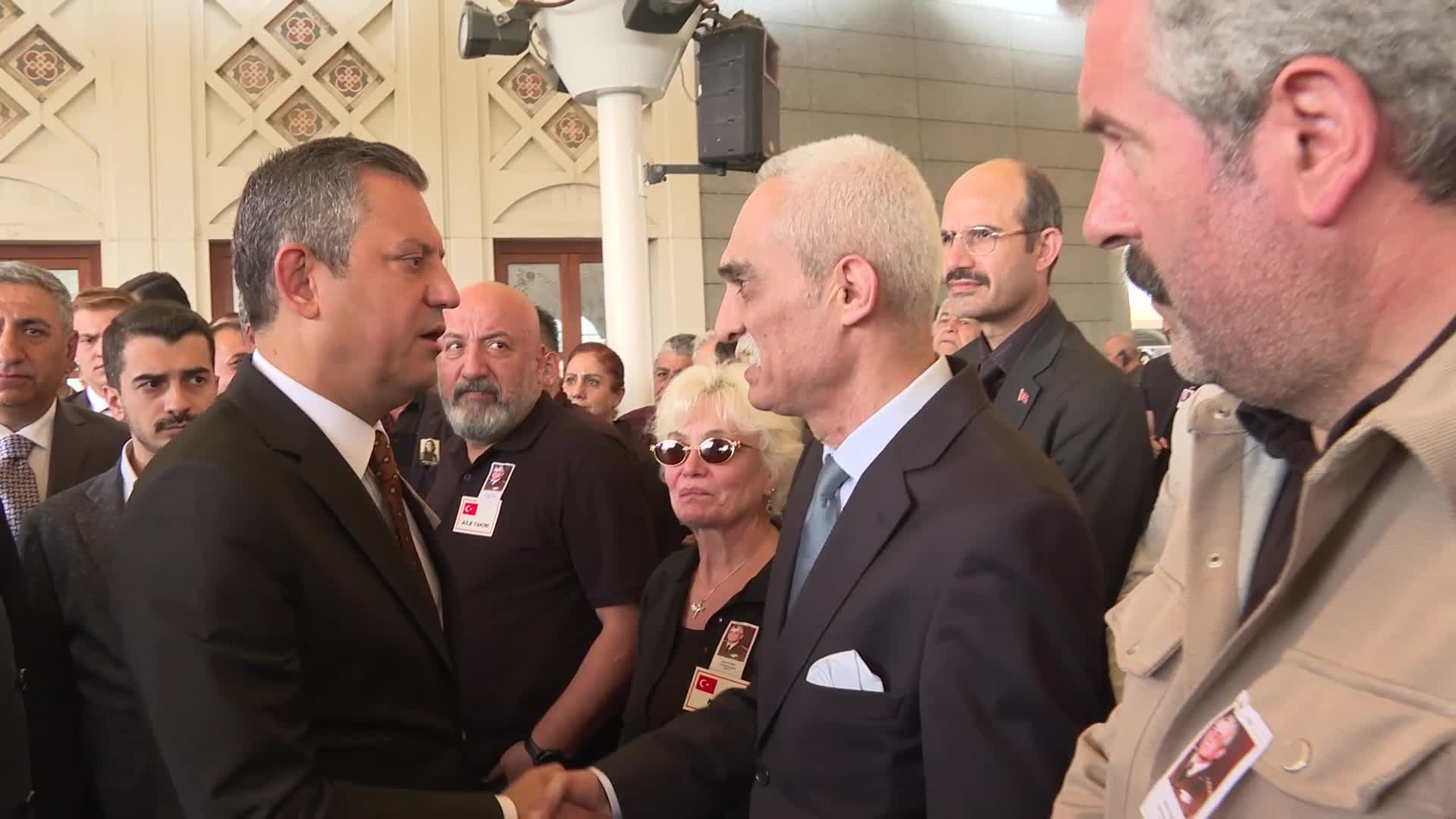 CHP Genel Başkanı Özgür Özel, Gülsün Bor ve Altan Feyman’ın cenaze törenine katıldı