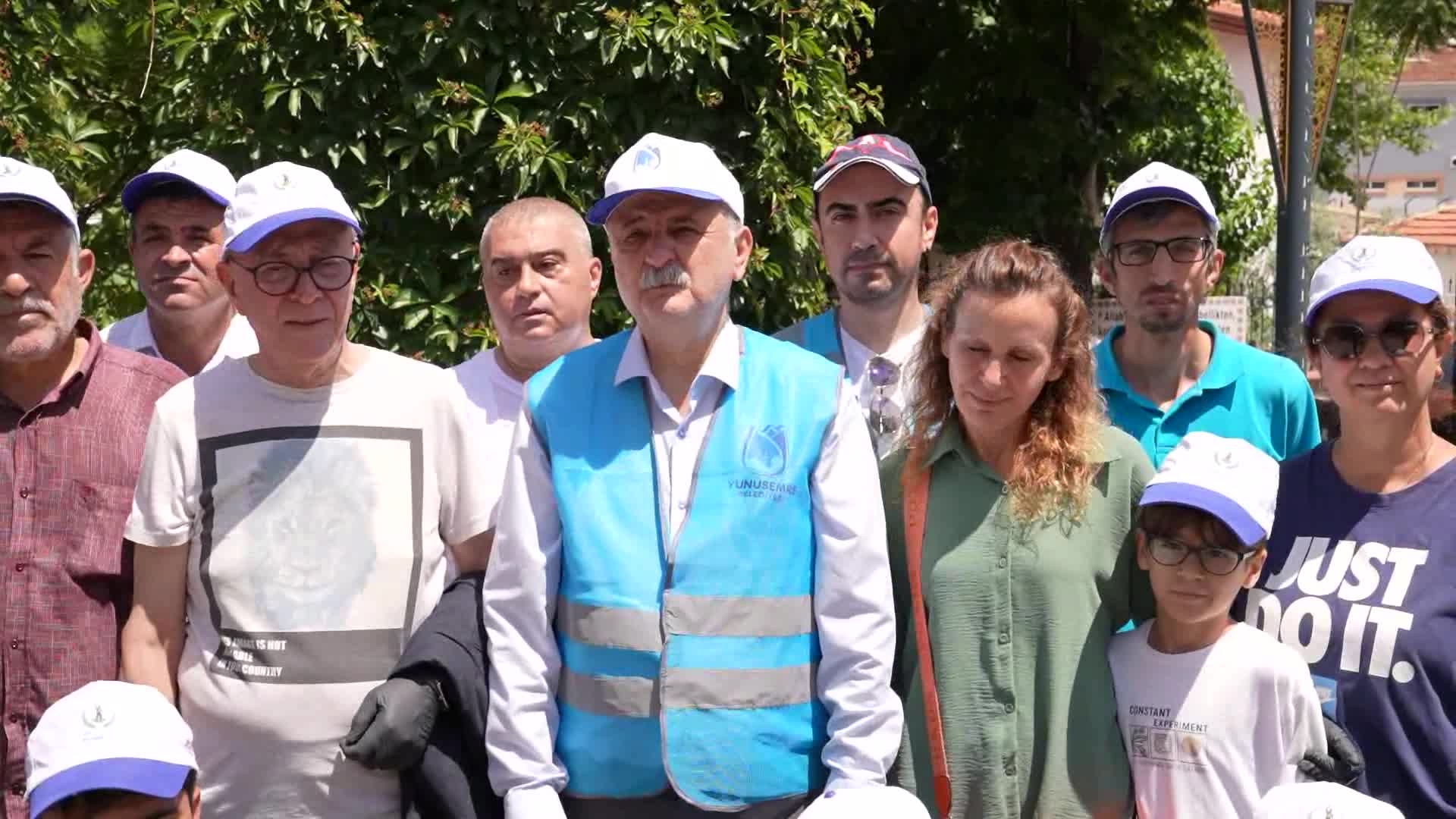 Yunusemreli çevreciler, Akmescit’te iki buçuk ton çöp topladı