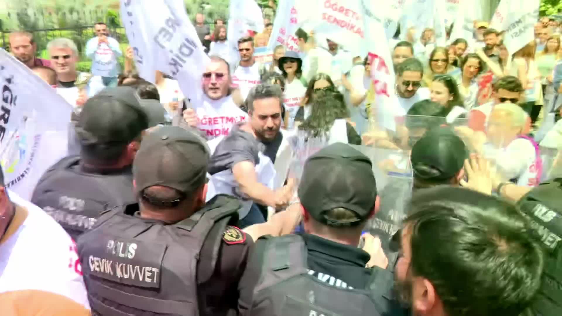 Ankara'da eylem yapan öğretmenlere polis müdahalesi
