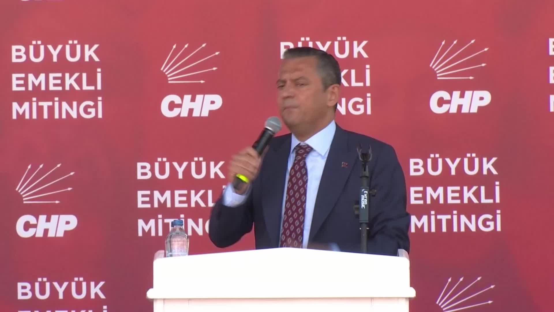 CHP Genel Başkanı Özel, Ankara'da Büyük  Emekli Mitingi'nde konuştu: "Emekliler yurtta kalma derdinde değil, kendi kirasını ödeme, karnını doyurma derdinde. Yazıklar olsun bu düzene"