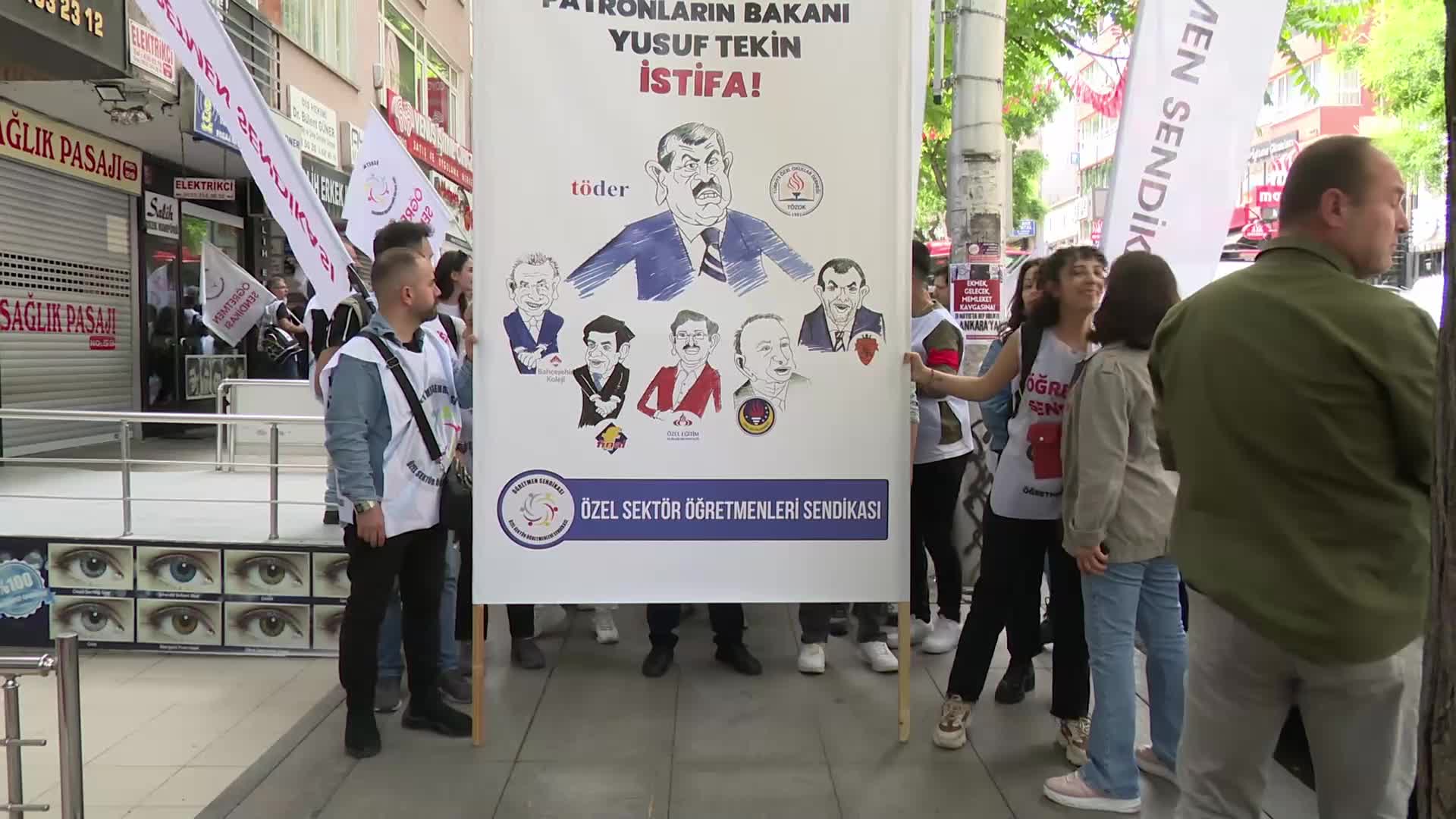 Özel sektörde çalışan öğretmenler seslerini duyurmak için Meclis'e yürüdü: ''Biz bu mesleği terk etmeyeceğiz. Bunu hem Yusuf Tekin hem tüm yasa koyucular ve patronlar iyi bellesin''