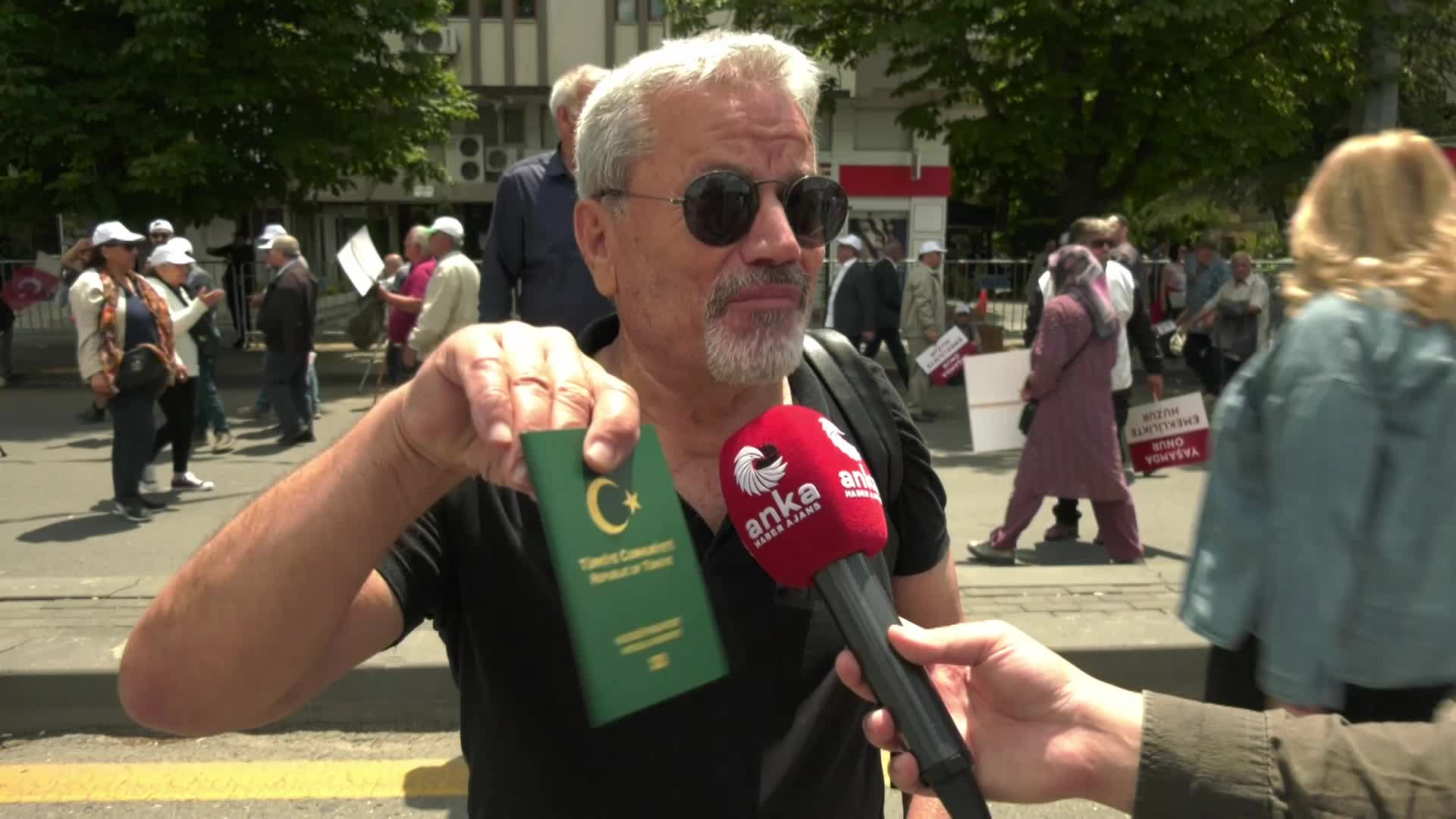 Büyük Emekli Mitingi'ne katılanlar ANKA'ya konuştu.... "Yeşil pasaportum 0 kilometre. İzmir dışına çıkamıyorum"