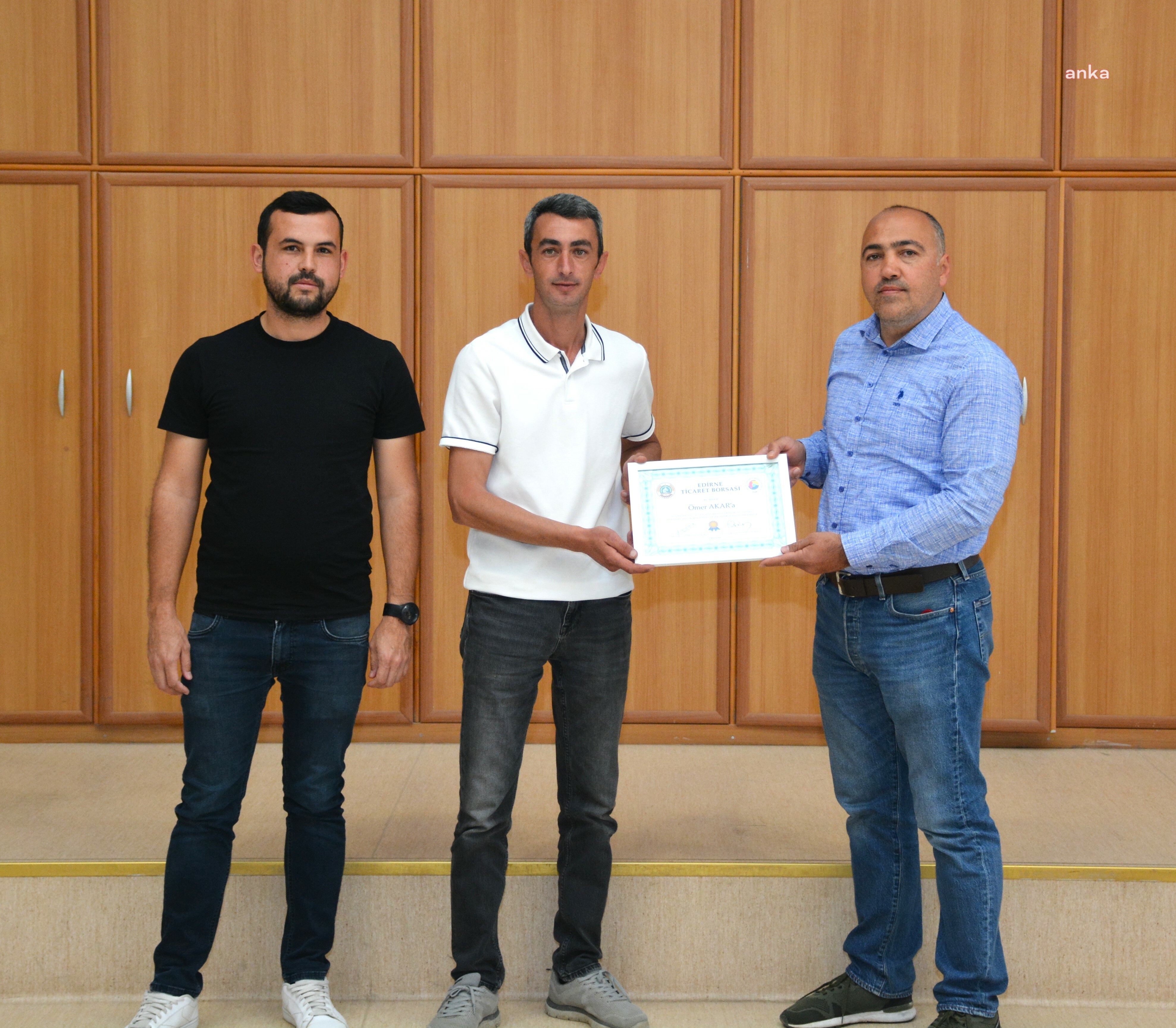 Edirne’de ilk arpa hasadı üreticisine 100 litre mazot hediye edildi