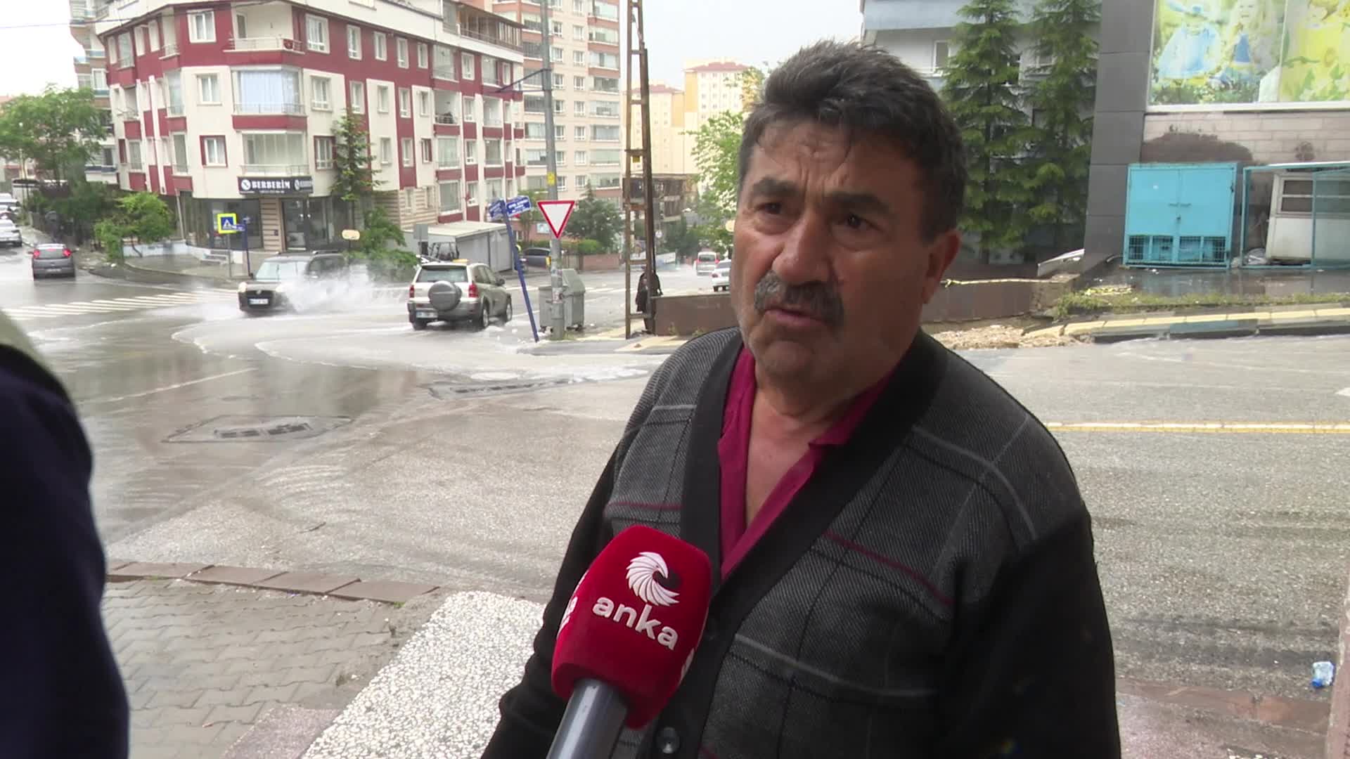 Ankara'da yerel kuvvetli yağış... Bazı bölgelerde rögarlar taştı, sokaklarda sel oluştu