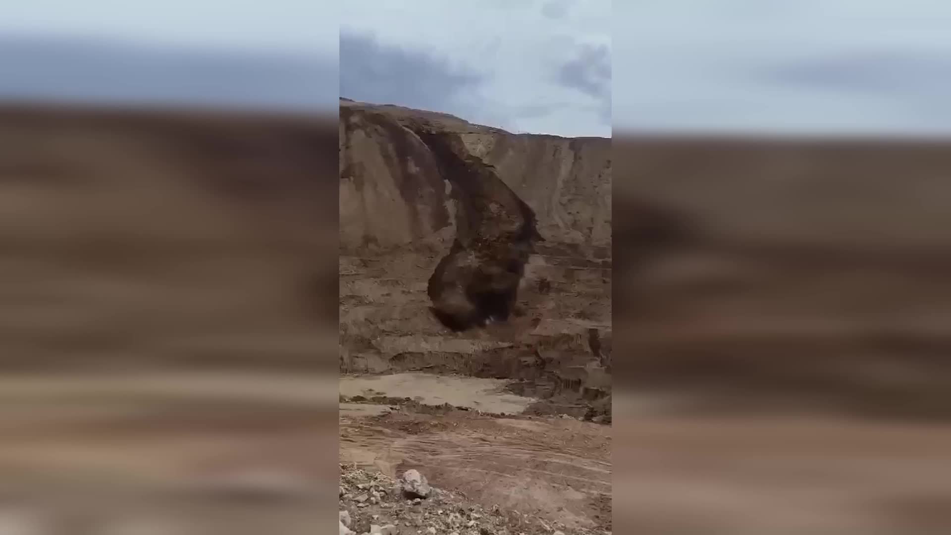 İliç Çöpler Altın Madeni’nde yeniden toprak kayması yaşandı. SSR Madencilik, ölü veya yaralının olmadığını bildirdi