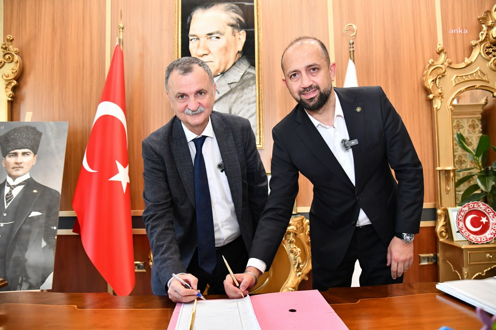 Yunusemre Belediye Başkanı Balaban, 1 Mayıs’ta işçiye verdiği ikramiye sözünü tuttu