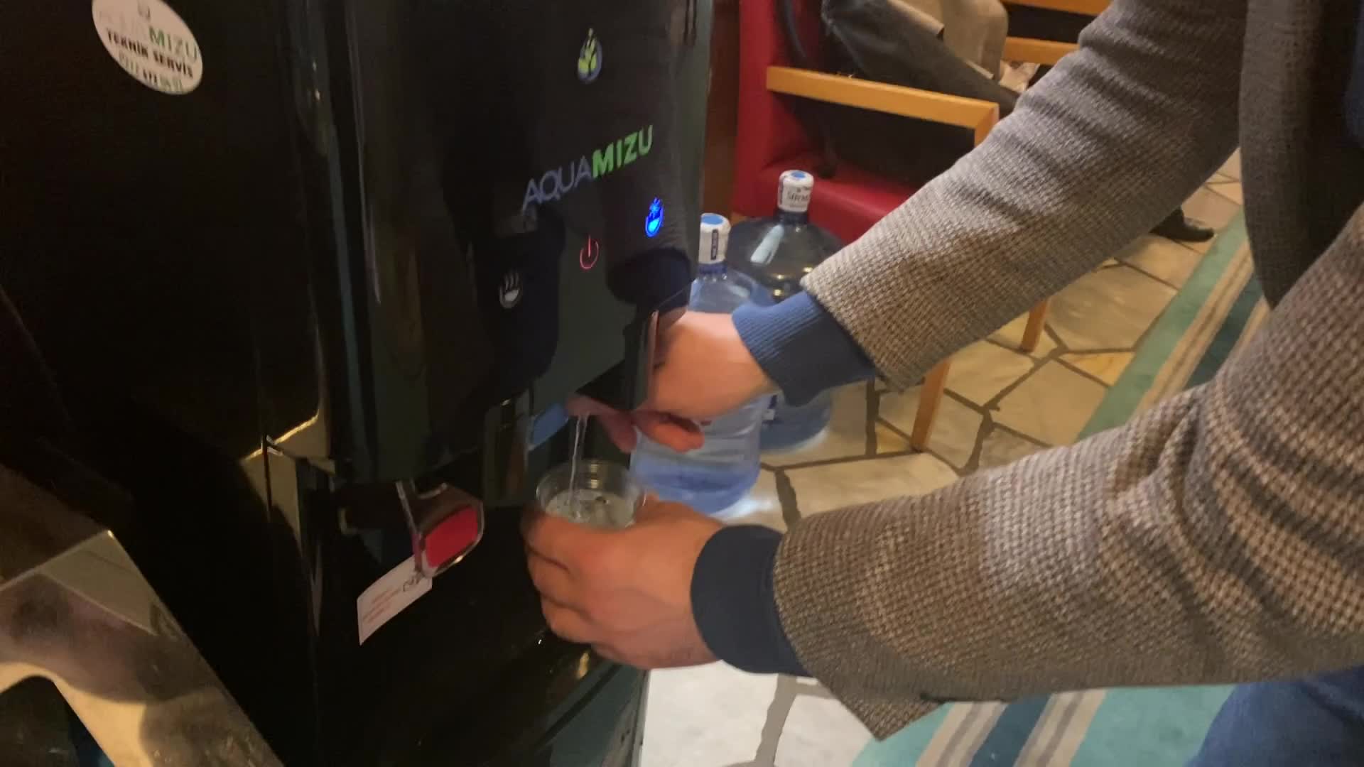 TBMM’de tasarruf tedbirleri kapsamında şebeke suyunu arıtarak içme suyuna dönüştüren yeni sebiller kullanılmaya başlandı.